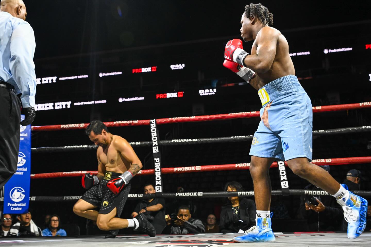 What better place for @butcherseason Yoell "Boy Boy" Cooper made his professional boxing debut than the @prucenter Prudential Center in Newark, NJ?
Tonight, in the final bout of the night, Cooper faced Peter Emmanuel Gonzalez in a four-round super welterweight bout.
Cooper was the aggressor, to the delight of the fans. Midway through the first round, Cooper stepped forward with a left to the body of Gonzalez.
That lead to what you see here, Cooper scoring a delayed-reaction knockdown from that bodyshot.
Gonzalez was not able to beat the count, with the official result Cooper by knockout at 1:33 of the first round.
Cooper's successful debut sets his record at 1-0 (1). Gonzalez' record is 0-4.
#boxing #boxeo