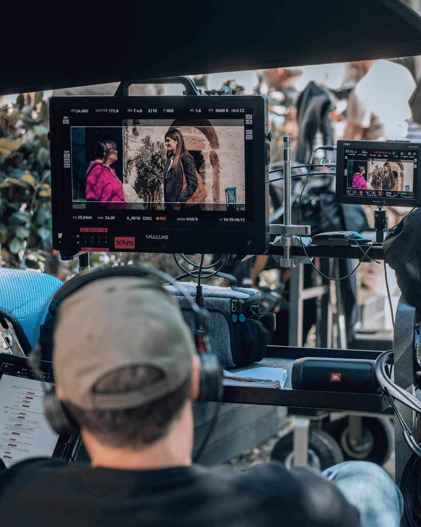 Le 7e art a posé ses caméras à Prat de Cest 🎬
Et on a adoré voir le domaine vivre autrement.
Accueillir le tournage du long métrage de @jeremybanster c’était de la création, du mouvement, une belle équipe, et surtout une vraie aventure humaine comme on les aime.
Au Château Prat de Cest, on défend les lieux vivants, la culture, le partage et les projets qui ont du sens.
Merci pour la confiance, l’énergie et le bon esprit.
On a déjà hâte de découvrir le film en 2027 🍿
Un film de et avec Jeremy Banster, aux côtés d’Alice Pol, Myriam Boyer et Michel Jonasz ⭐️
📷 @jamayaphotography
@jeremybanster
@alicepol
@boyer_myriam
@micheljonaszofficiel
@portofino_films
@romeodriveproductions
@siddhi_films
@moonlightfilmsdistribution
@laregionoccitanie