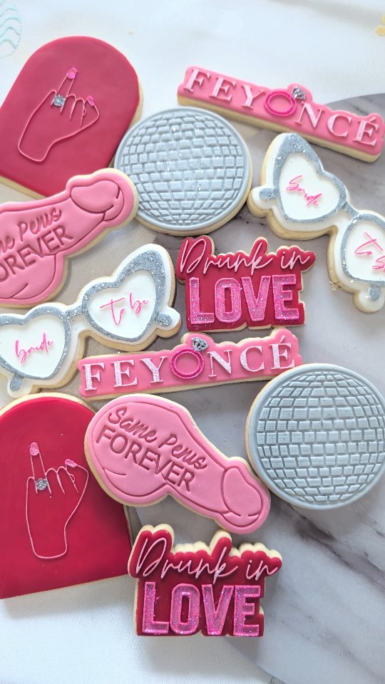 Drunk in love… but make it cookies 🍪💘✨
Red, pink, and a whole lot of sweetness for this Hens Party theme because every celebration deserves treats that are just as fun as the night itself 💋
Need custom sugar cookies for your upcoming hens party? You know where to find me😉
Thanks for choosing to BAKE & CREATE with us✨
#bachloretteparty #hensparty #henspartyideas #drunkinlovecookies #henspartycookies