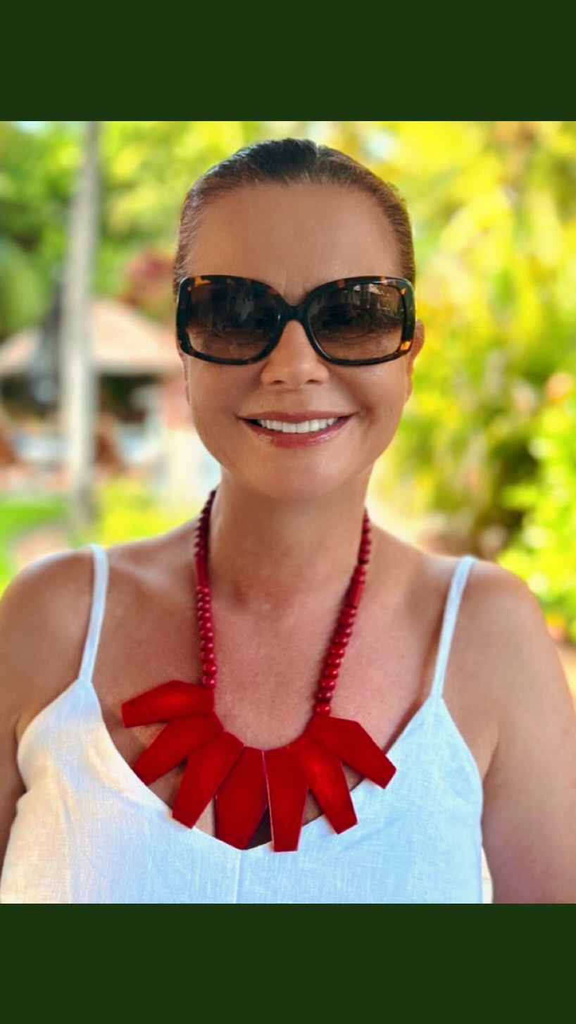 A modelo @valeriagrilo com seu belo colar 7 peças vermelho em osso bovino tingido naturalmente com o corante do urucum.
Trabalho manual de excelência que resulta em peças exclusivas com o aproveitamento desse insumo natural.
Não perca a chance de ter o seu, acessando o nosso site.
Aproveite o FRETE GRÁTIS para compra de quaisquer produtos pronta entrega e não esqueça de usar o cupom BEMVINDA10 para desfrutar de desconto na sua primeira compra.
#luxosustentavel
#elegancianatural
#biojoiasexclusivas