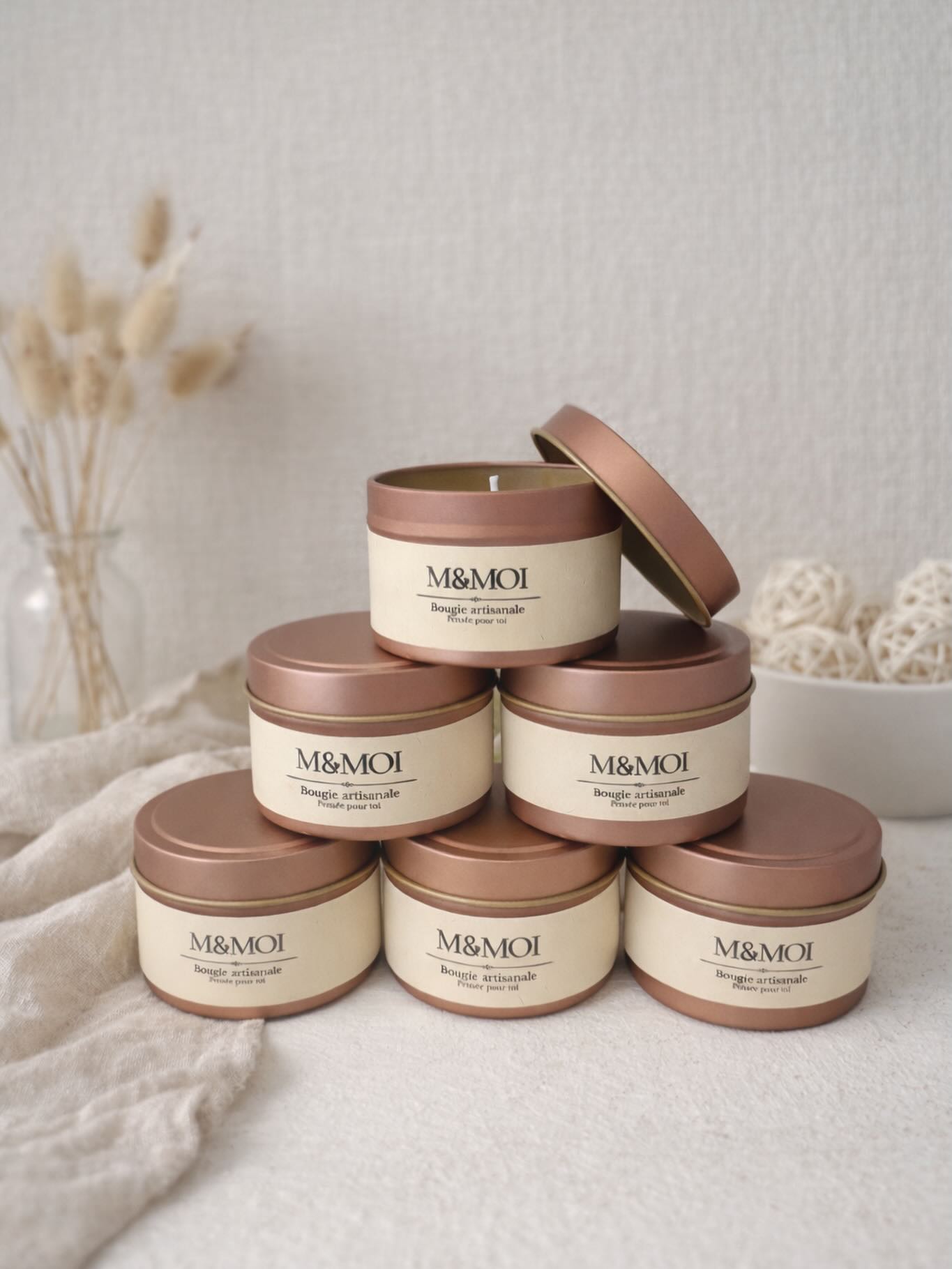 ✨ Ton moment M&MOI ✨
🌿 Tentation – Collection NEVA 🌿
Une fragrance fraîche et délicatement florale, comme une bulle de pureté et de douceur…
✨ Notes de tête
Eucalyptus / Concombre
→ Une ouverture ultra fraîche, verte et apaisante
🌸 Notes de cœur
Lys / Lotus / Coumarine
→ Un cœur floral, élégant et légèrement poudré
🍃 Notes de fond
Mousse / Vanille
→ Une base douce, enveloppante et subtilement chaleureuse
Une senteur qui invite à la détente, à la sérénité…
Parfaite pour créer une atmosphère zen et raffinée chez soi 🤍
M&MOI – Pensé pour toi 🍃