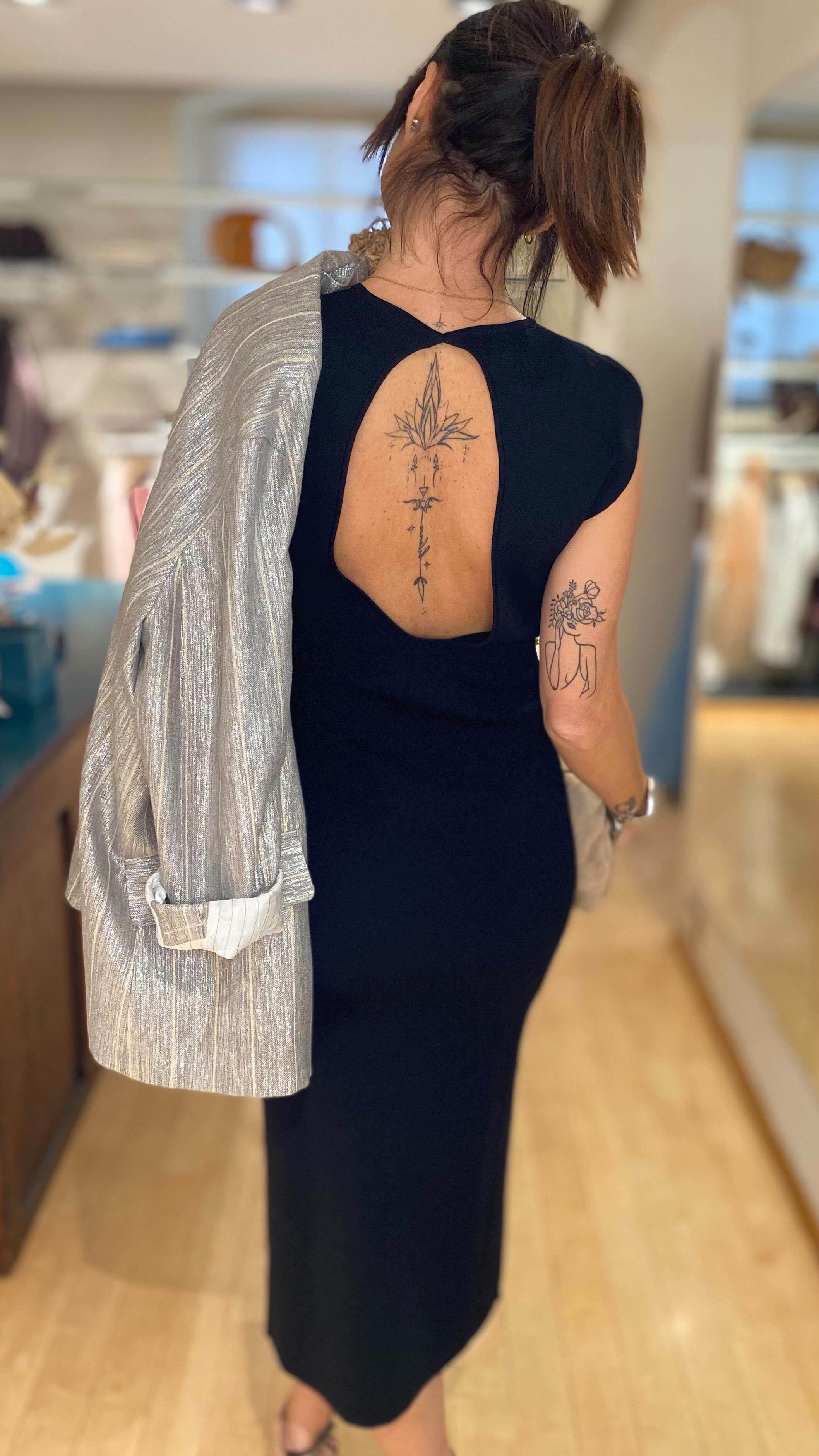 Il tubino che tutte dovremmo avere nell’armadio 🖤
Ovviamente, lo vediamo anche in una versione più grintosa!
Cosa mi dite?
- Tubino @parosh_official €308
- Giacca @phisiquedurole_official €510
- Sandalo @parosh_official €397
- Pasticcino bag @weekendmaxmara €239
#parosh #phisiquedurole #weekendmaxmara #tubinonero #altamoda