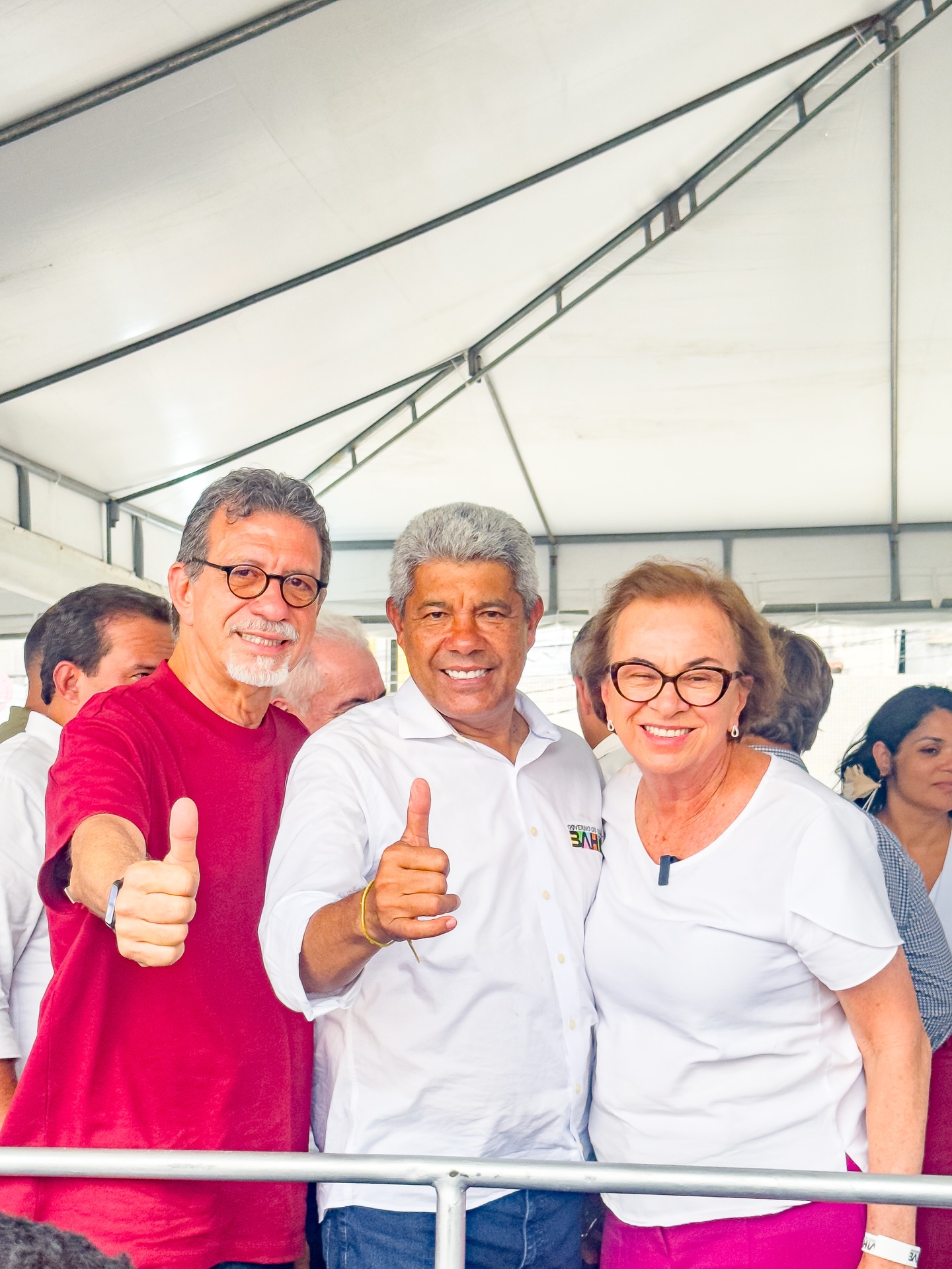 Parabéns ao governador Jerônimo Rodrigues por mais uma agenda de trabalho importante em Ipirá, com entregas que fortalecem a vida do nosso povo. Hoje, o município recebeu kits e equipamentos de saúde, ambulância, van para TFD, além de ações em educação, infraestrutura e abastecimento de água. Também celebramos a entrega de equipamentos para a agricultura familiar e um veículo administrativo fruto de emenda do Mandato da Gente em parceria com Afonso Florence, reforçando o apoio a quem produz e move a economia do interior. Seguimos juntos, com trabalho, parceria e compromisso com a Bahia.
