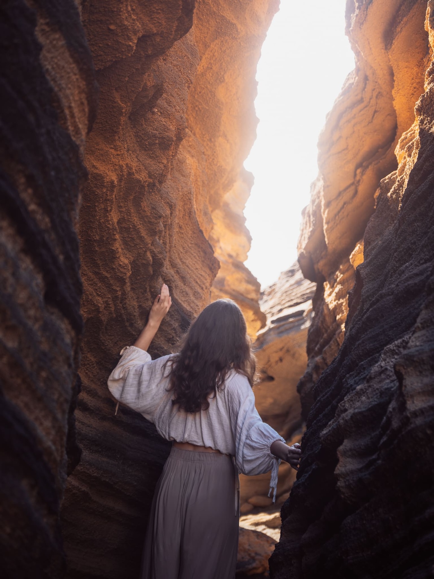 Zwischen diesen Lavawänden merkt man plötzlich wieder, dass Lanzarote wirklich eine Insel ist, die einmal aus Feuer entstanden ist.
Überall diese Formen, Spalten und das Licht von oben. Ziemlich beeindruckend, wenn man mittendrin steht.
Unser Tipp: kommt früh, dann habt ihr solche Orte mit etwas Glück ganz für euch allein.
Tipps und kleine Hidden Gems auf Lanzarote findet ihr auf unserem Blog: www.weltallerliebst.de (Link in Bio).
.
.
#lanzarote
#kanaren
#lavaformation
#hiddenplaces
#travelphotography