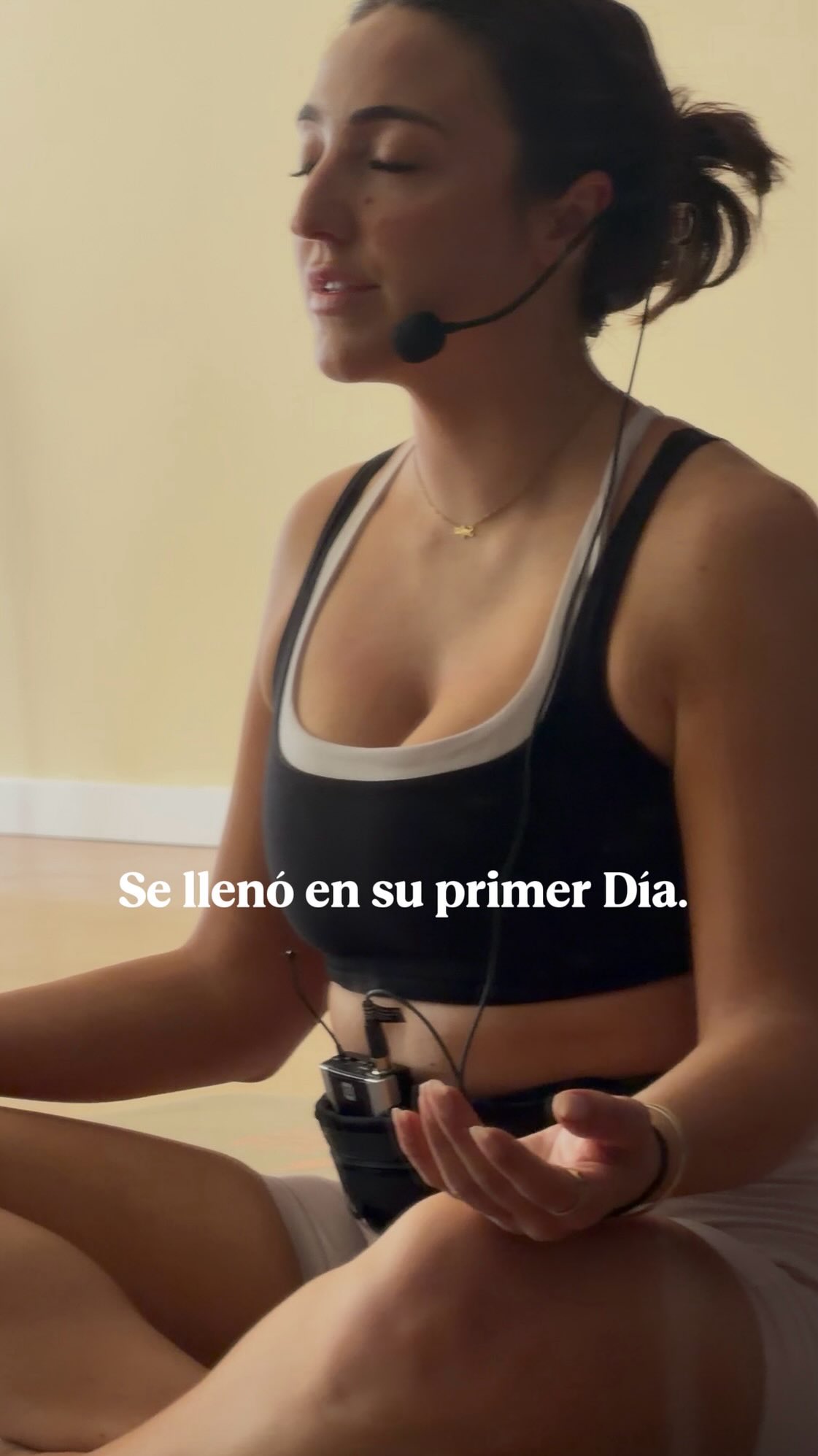 Hoy Flow Base llegó a ADF.
Y llegó llena. ✨🤍
No es casualidad.
Es que cuando abres un espacio con intención real,
las personas que lo necesitan lo encuentran.
Flow Base es la clase más consciente del método ADF.
Yoga · Pilates · Stretching · Mindfulness
Todo combinado. Todo con propósito.
No es para sudar más.
Es para moverte mejor.
Para conectar con tu cuerpo de una forma que pocas clases te dan.
Para regular tu sistema nervioso después de una semana larga.
Para construir la base técnica que potencia todo lo demás.
Para recordarte que el movimiento también puede ser silencio.
Y detrás de esta clase está Sofie 💫
Instructora certificada. Profesional. Y ya parte de la familia ADF.
Su energía lo dice todo.
Hoy lo sintieron las que estuvieron.
Pronto lo sientes tú.
⸻
Flow Base · Viernes 9:30h
📍 ADF Valencia
🔗 Starter Pass desde €30 — Link en bio
Quedan plazas para la próxima semana.
Escríbenos y reservamos la tuya. 👇
#PilatesValencia #YogaValencia #Mindfulness #ADFValencia #pilatesstudio