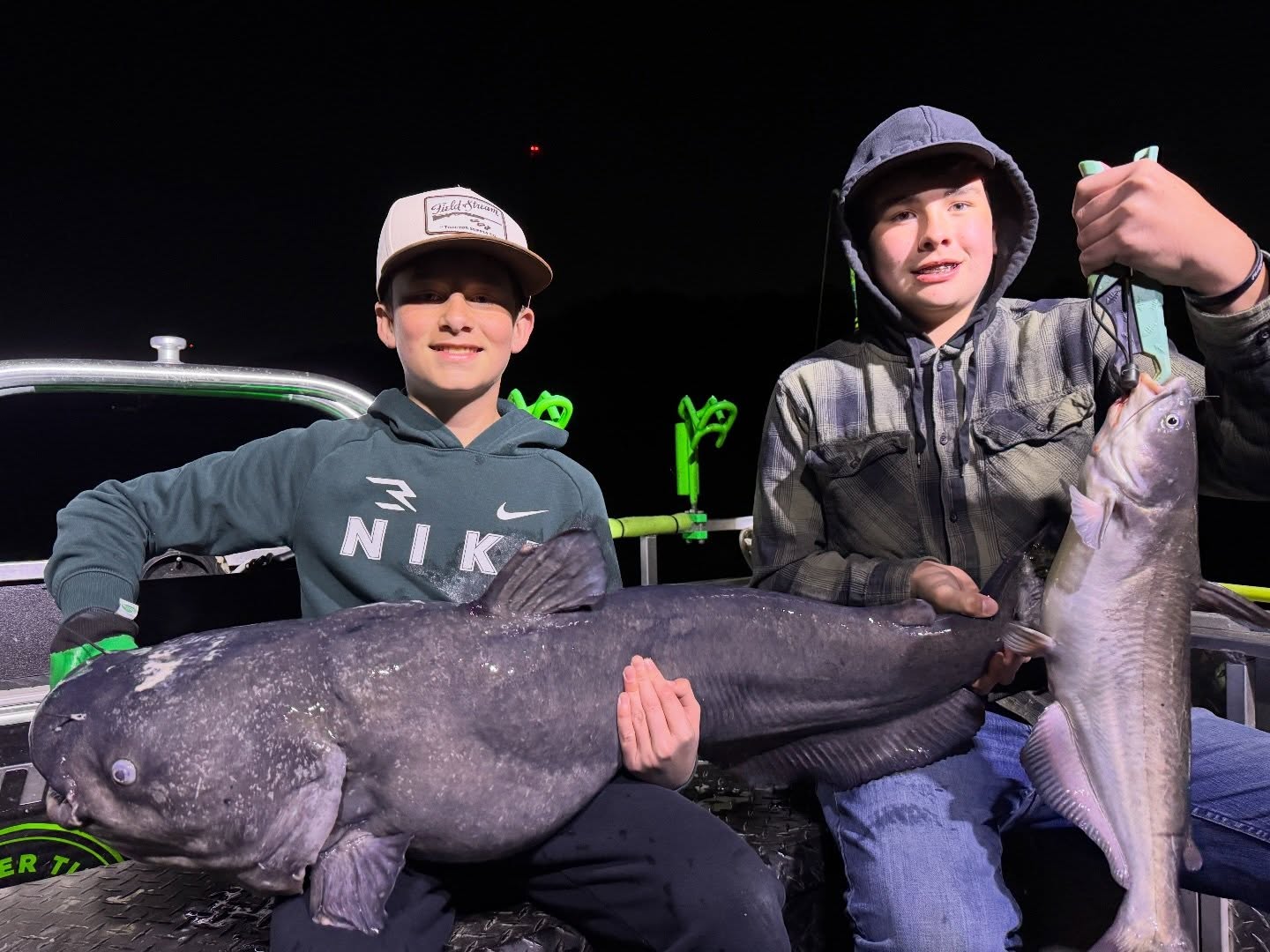 44lbs of James River muscle! 💪🐟
A big thank you to Clyde, Grayson, Whit, and Zach for joining us for a killer weekday evening session. These guys put in the work and were rewarded with some serious “drag-screaming” action, including:
✅ 44lb Blue Catfish
✅ 26lb Trophy Flathead
✅ 31lb Blue on the “baby rod!”
Total of 14 fish landed! 📈
Looking for a way to decompress after the workday? Our weekday evening trips are the perfect way to catch fish without needing to take a day off. The evening bite is heating up—come grab a seat!
Link in bio for the full report! 🔗
#GooberTime #JamesRiverCatfishing #TrophyFish