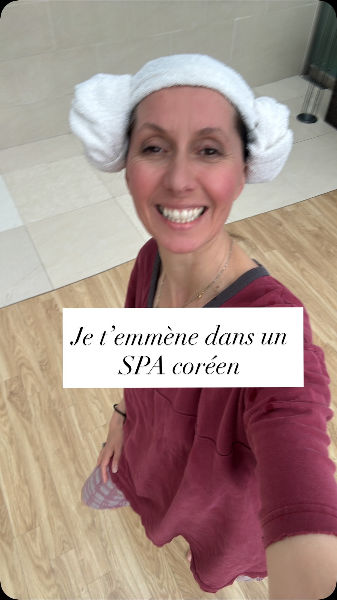 ✨ Je sors un peu de mon sujet habituel aujourd’hui…
mais j’avais trop envie de vous partager cette expérience incroyable vécue au Spa Land de Busan en Corée du Sud 🇰🇷
Je suis toujours fascinée par les lieux , les moments où tout est fluide, organisé, respecté…
et ici, c’est exactement ça.
👉 Une organisation parfaite
👉 Des règles respectées par tous
👉 Et une ambiance où chacun peut vraiment profiter
Dans les bains de sources chaudes d’abord.
Ces espaces ne sont pas mixtes,
et la nudité est obligatoire.
C’est un moment très traditionnel,
où toutes les générations de femmes se retrouvent,
prennent soin d’elles, discutent, rient…
un vrai moment hors du temps 💛
Puis on passe dans les espaces communs, mixtes cette fois-ci,
où tout le monde porte le même pyjama : short + t-shirt. C’est un peu étrange au départ quand on nous remet le paquetage 😱
Mais en realité :
plus de différences, plus de codes sociaux visibles.
Tout le monde est habillé pareil,
tout le monde est au même niveau.
Et ça… c’est assez puissant à vivre. Ça m’a donné l’impression d’être dans le futur , peut-être ce sera ainsi qui sait …
Voyager, c’est aussi ça :
observer, s’inspirer…
et ramener un peu de ces philosophies chez soi ✨
C’etait une expérience incroyable 😻
#Corée #CoreeDuSud #Busan #VoyageEnFamille #VoyageEnCorée SpaLand
HomeOrganizer
Organisation
Minimalisme