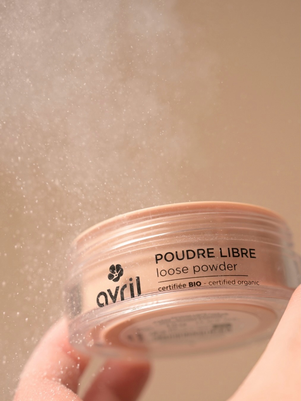 / ✨ La Poudre Libre @avrilcosmetiques : le secret d’un teint naturel et matifié.
Fixez votre maquillage tout en légèreté avec la poudre libre Avril, idéale pour un teint lissé, matifié et sans effet matière.
Sa formule naturelle et bio, sans talc et dioxyde de titane, floute les imperfections, affine le grain de peau et laisse un fini doux et lumineux.
Disponible en 2 teintes, elle s’adapte à toutes les carnations pour un résultat sur-mesure. Et son format rechargeable en fait un indispensable de votre routine beauté responsable ♻️
💡 Astuce : appliquez-la sur la zone T pour contrôler la brillance tout au long de la journée.
Vous préférez un fini mat ou un glow naturel ?
.
.
.
.
.
.
.
.
.
.
#poudrelibre
#maquillagenaturel
#cleanbeauty
#cosmetiquebio
#teintparfait