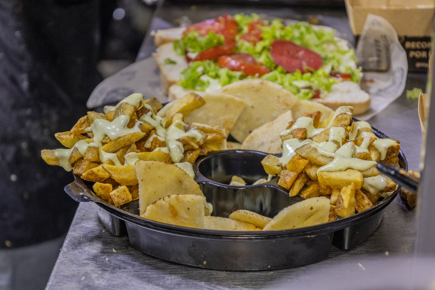 🍽️ Lugar recomendado: @elgordoyelflaco70
📌 Nota completa en Bloggaleriadearte.com
Caminar por la 70 es someterse a un bombardeo sensorial de reggaeton, luces de neón y ese olor a comida que te seduce desde las esquinas. En medio de ese caos controlado se erige un templo de la comida rápida que no necesita presentaciones: El Gordo y el Flaco.