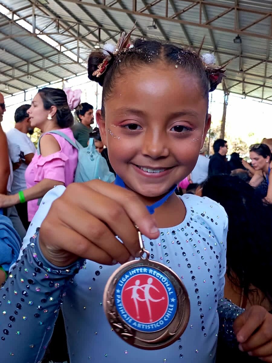 Queremos compartir con ustedes que nuestra querida estudiante Dominga Lazcano de 2do básico A participó en la competencia Interregional de Patinaje Artístico obteniendo el 3er lugar en la categoría Iniciación II tots.
Felicitamos a Dominga por su gran logro el cual demuestra un gran esfuerzo y perseverancia.