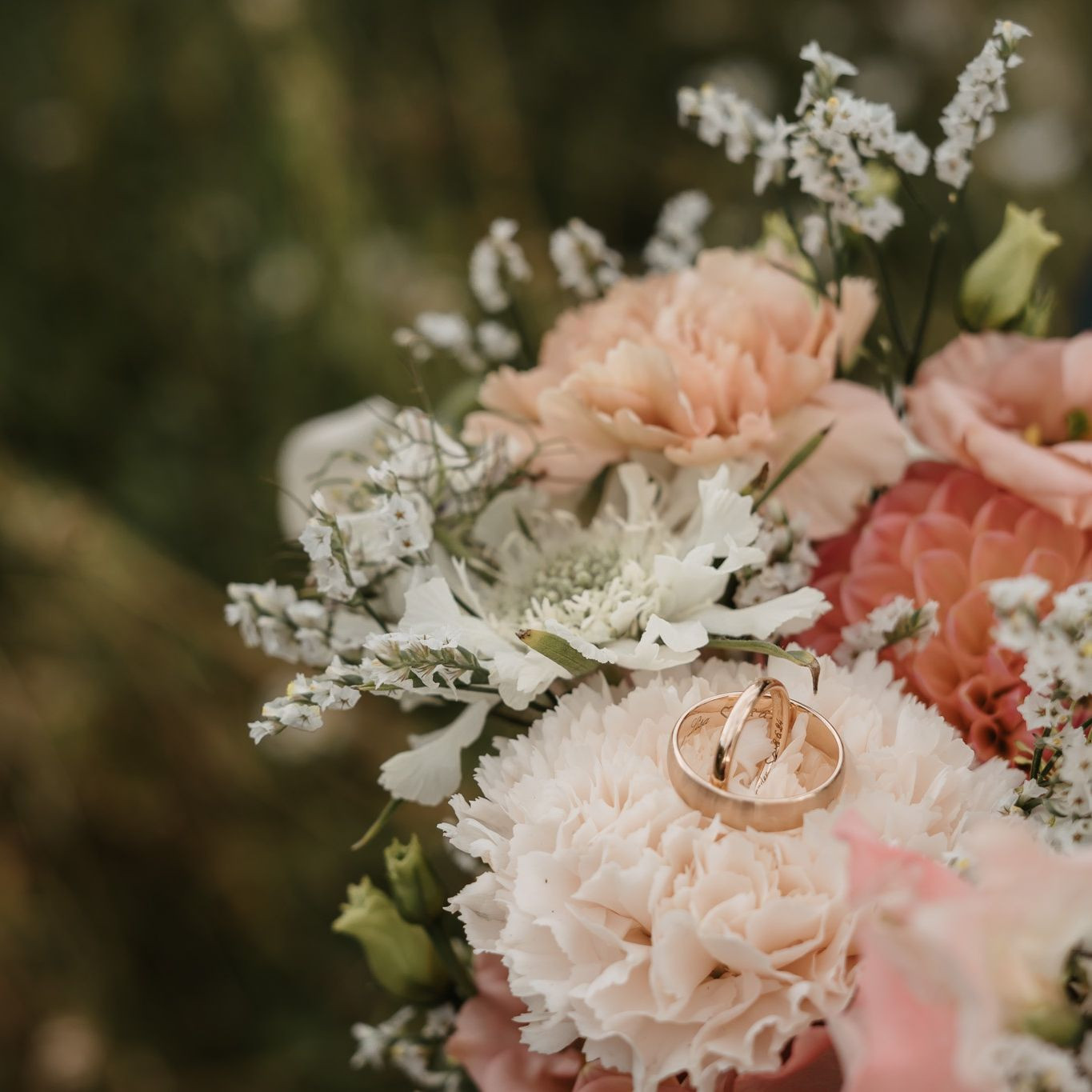 thank you for being exactly you and offering me a pure partnership that
i have wanted and needed my whole life.
hier noch ein paar Einblicke dieser wunderschönen Hochzeit!
Bin immer sehr dankbar wenn ich ein paar der Bilder zeigen darf...
übrigens mit der schönste Blumenstrauß bisher dieses Jahr!
Props an @bluetenreichfloristik
