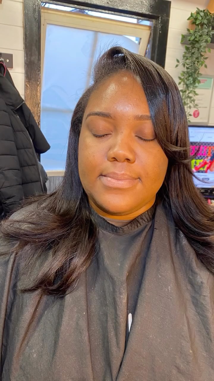 It’s Leave Out SZN! if you want versatility this 2-Part Leave Out Sew In might just be for you 🫶🏾
My client provided 3 Bundles of Light Yaki Hair as she wanted it to match her recent texture release
You can book this service on HairbyZeenyah.co.uk 🖤
#zeenyah #leaveoutsewin #leaveout #protectivestyles #weaves #londonhairstylist #2partsewin #naturalleaveout #sewinweave #ukhairstylist #traditionalsewin #wembley #yakistraight #weavehairstyles