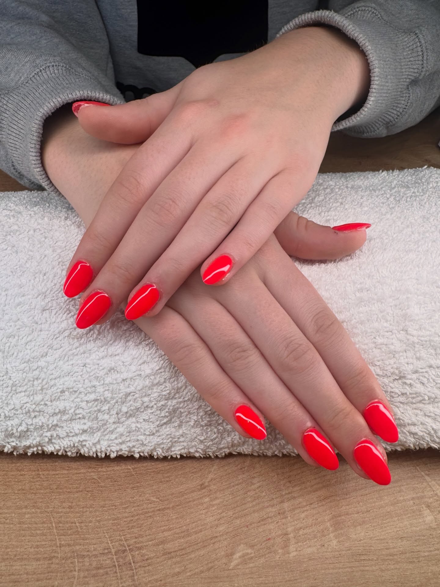 Pose de gel X rouge orangé 🔥✨
Une teinte vibrante qui sent déjà le soleil, la chaleur et les vibes de Marrakech 🇲🇦
Entre élégance et audace, cette couleur est juste parfaite pour sublimer tes mains sous le soleil ☀️💅
Prête à briller dans les ruelles, sur les rooftops et au cœur du désert…
Team summer glow activée 💃
#GelX #SummerNails #MarrakechVibes #NailsOfTheDay #GlowUp NailInsp