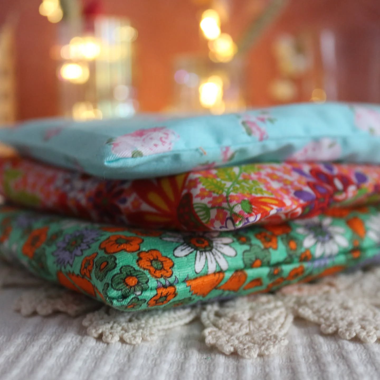 💐 Pochette à livre 🌸
Le printemps va et vient mais les pochettes à livres fleuris Les Bookineurs sont bien là !
Elles sont prêtes à mettre du pep's et de la vie dans tes moments lectures.
Trouves-vite ta pochette sur le site 🩷🪻🌼
#booksta #pochettealivre #accessoiredelecture #printemps #fleurs