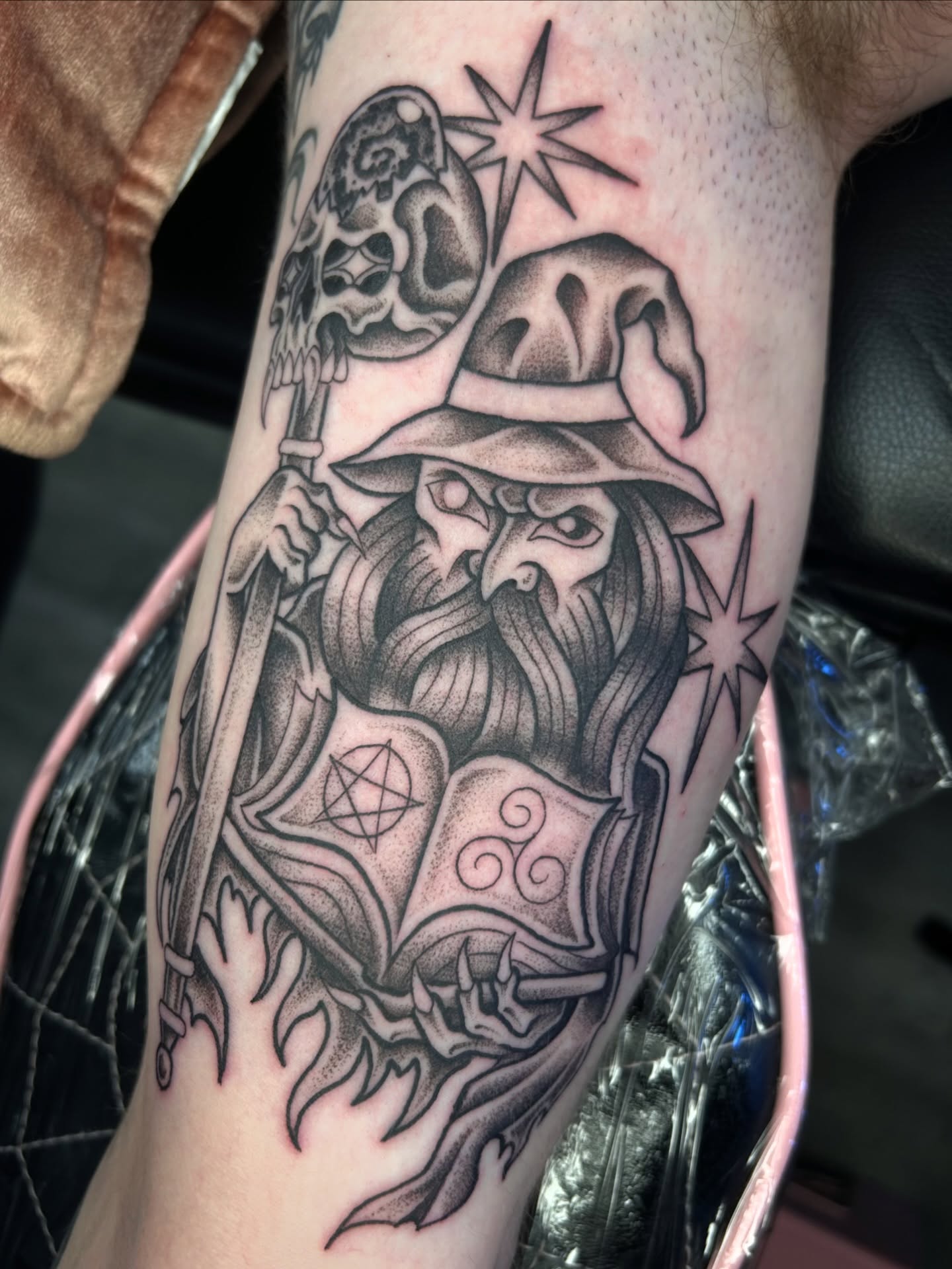 🔮 Super rad wizard for @chrisjmiller93 ! This is the third installment of what will be a medieval themed sleeve, I'm so excited for what we do next! 🖤
.
.
.
#wizardtattoo #stippletattoo #traditionaltattoo #pghtattooer #pittsburghtattooartist