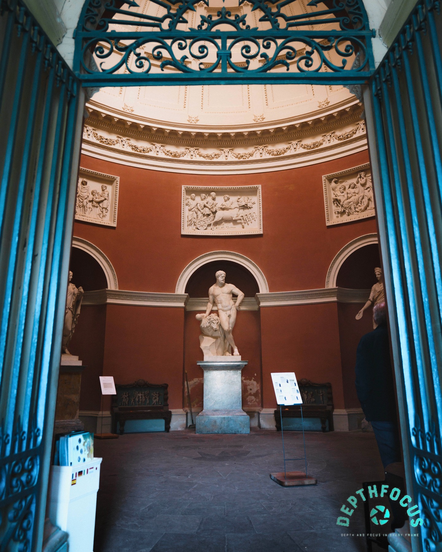 An invitation to step inside.
Captured by Thomas, this shot pulls you in straight away.
The doorway frames the space perfectly, drawing your eye right to the centre.
It’s simple, balanced, and just feels right.