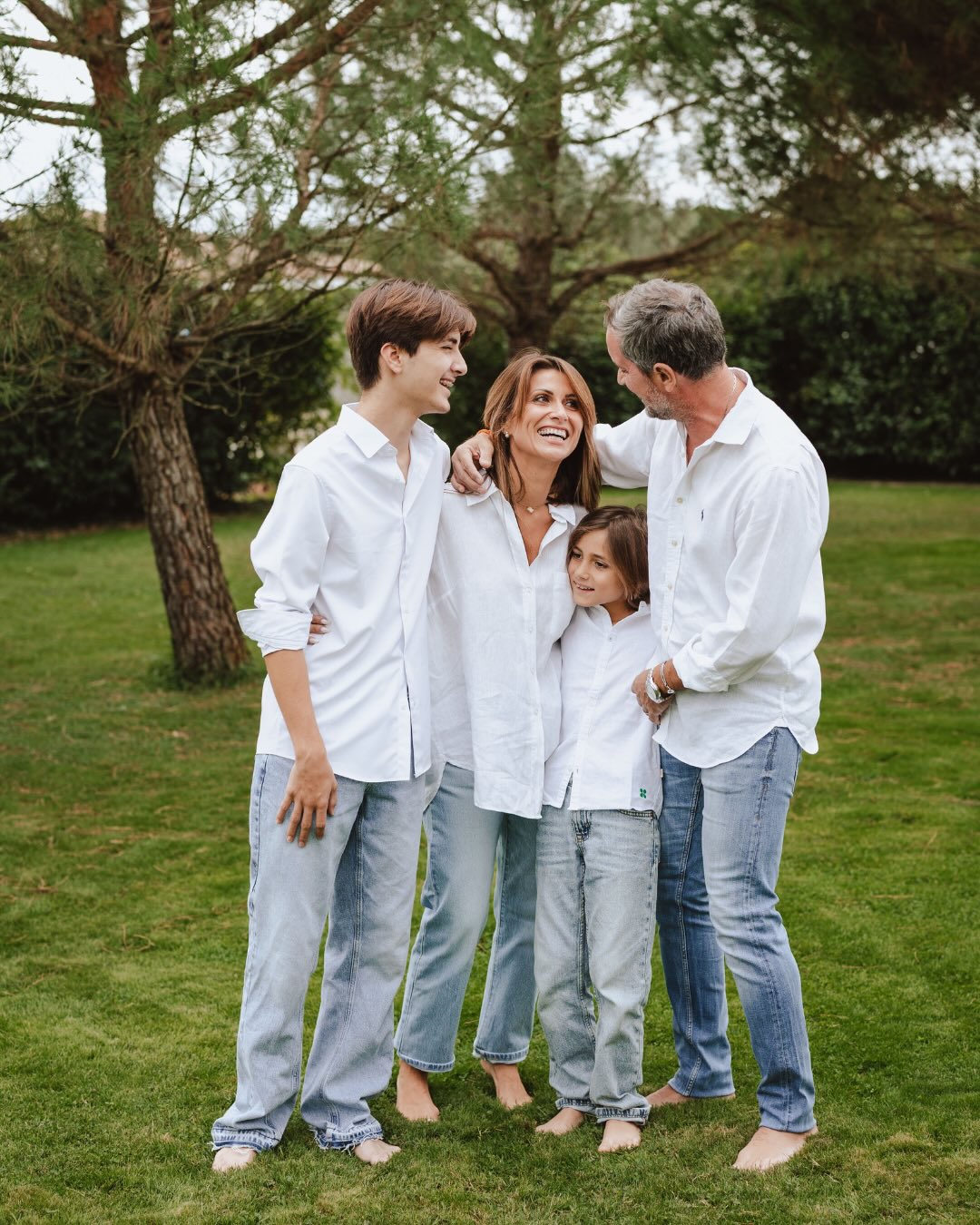 Un jour, ils ont fait leurs premiers pas…
Et sans qu’on s’en rende vraiment compte, ils ont grandi.
Les câlins sont devenus plus rares,
les discussions plus profondes,
les regards remplis de cette douce indépendance qui arrive trop vite…
Et pourtant, au milieu de tout ça,
il y a encore ces éclats de rire,
ces moments complices,
ces petits gestes qui disent “on est toujours nous”.
Faire une séance famille avec des ados,
c’est arrêter le temps juste un instant.
C’est se souvenir que l’histoire ne s’arrête pas à l’enfance…
elle continue, autrement, mais tout aussi intensément.
Parce que ces moments-là méritent eux aussi d’être gravés à jamais 🤍
#photographemontauban
#leslysouletphotographe
#photographefamille #lifestyle #ado