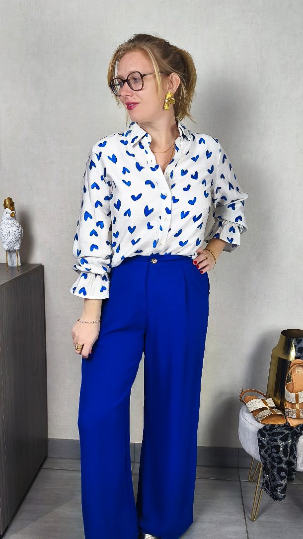 Et si une couleur pouvait changer ton humeur... 💫
Le bleu roi, ce n’est pas juste une couleur…
C’est une énergie 💙
Celle que tu choisis les jours où tu veux te sentir sûre de toi.
Les jours où tu veux te tenir droite, assumer, rayonner 🔥
Parce que oui…
Ce que tu portes a un vrai impact sur ton humeur 💫
Le bleu roi, il structure.
Il attire la lumière.
Il met en valeur ta silhouette sans en faire trop.
Et surtout… il te met en valeur TOI 😍
Plus affirmée. Plus confiante. Plus alignée ⚡
C’est exactement ça que j’aime créer avec
🌸 BLOOM & POWER 🌸
Des pièces pensées pour sublimer toutes les morphologies, du 34 au 50… sans compromis 💙
📅 À retrouver dès maintenant au showroom et dimanche à 18h sur le site.
Alors dis-moi…
👉 Tu portes quelle couleur aujourd'hui ? 🎨
.
.
.
#teasingmode #look34au50 #styleaufemin #instamode #tenuefemme