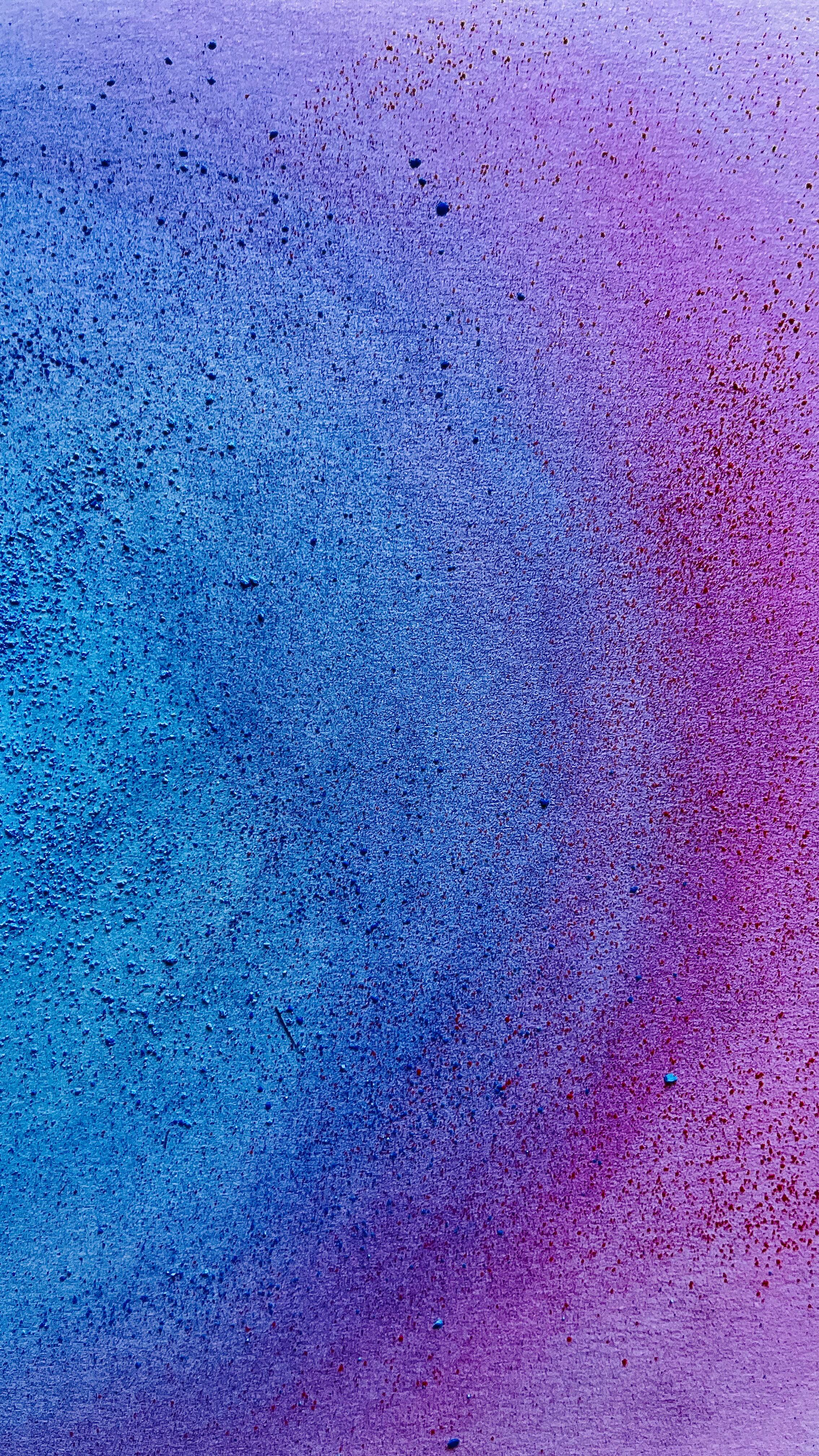 Meine Gedanken in dieser Zeit
In einer Welt, in der KI bestimmt,
wo Geld gespart und Zeit verrinnt,
wo Stunden streng geplant im Takt,
und Menschsein leise Pause macht.
Wo Menschen laufen, ohne Ziel,
erledigen müssen viel zu viel,
kopflos, rastlos, immer weiter,
bis selbst der Abend wird zum Leiter.
Noch dieses tun und das noch schaffen, Erwartungen von allen raffen,
von aussen Druck von früh bis spät,
bis keiner mehr sich selbst versteht.👍🏻
Spürst du dich noch tief in dir,
oder rennst du nur im Jetzt und Hier?
Hat Angst noch Platz, darf Trauer sein,
oder passt kein Gefühl mehr rein?
Sprengen Normen, kalt und hart,
die Grenzen unsrer Menschenart?
Was heisst es noch, ein Mensch zu sein,
wer teilt die Zeit in Schritte ein?🤍
Wer gibt den Takt, wer zählt den Wert,
wer sagt, wie viel ein Leben zählt?
Wo bleibt die Luft, um frei zu atmen,
wo Ruhe ohne neue Taten?
Wo sind die Menschen, froh und echt,
mit warmem Lächeln, still und echt?
Wo sind wir hin, wo führt das hin,
verliert der Mensch dabei den Sinn?🤍
Sind’s Roboter, die uns regieren,
oder Gier, die uns lässt funktionieren?
Wer will so leben, Tag für Tag,
wer diese Last noch tragen mag?
Wer darf noch anders, wer darf sein,
wer passt noch nicht ins System hinein?👍🏻
Die Frage bleibt in dieser Zeit:
Wo bleibt der Mensch in all der Eil?
Er wird stiller, wird verbogen,
weil Einzigartigkeit nicht ist gewogen.
Das macht mich traurig, macht mich laut,weil Menschsein keiner Norm vertraut.
Drum steh’n wir auf, mit Herz und Mut,
für Würde, Menschlichkeit und Gut.
Bevor die Welt an Gier zerbricht,
vergessen wir den Menschen nicht.
Wie geht’s dir damit?
Teile gerne deine Gedanken mit mir 🙏🏻
♥️ #mentalhealth #menschsein #neurodiversität #menschheit