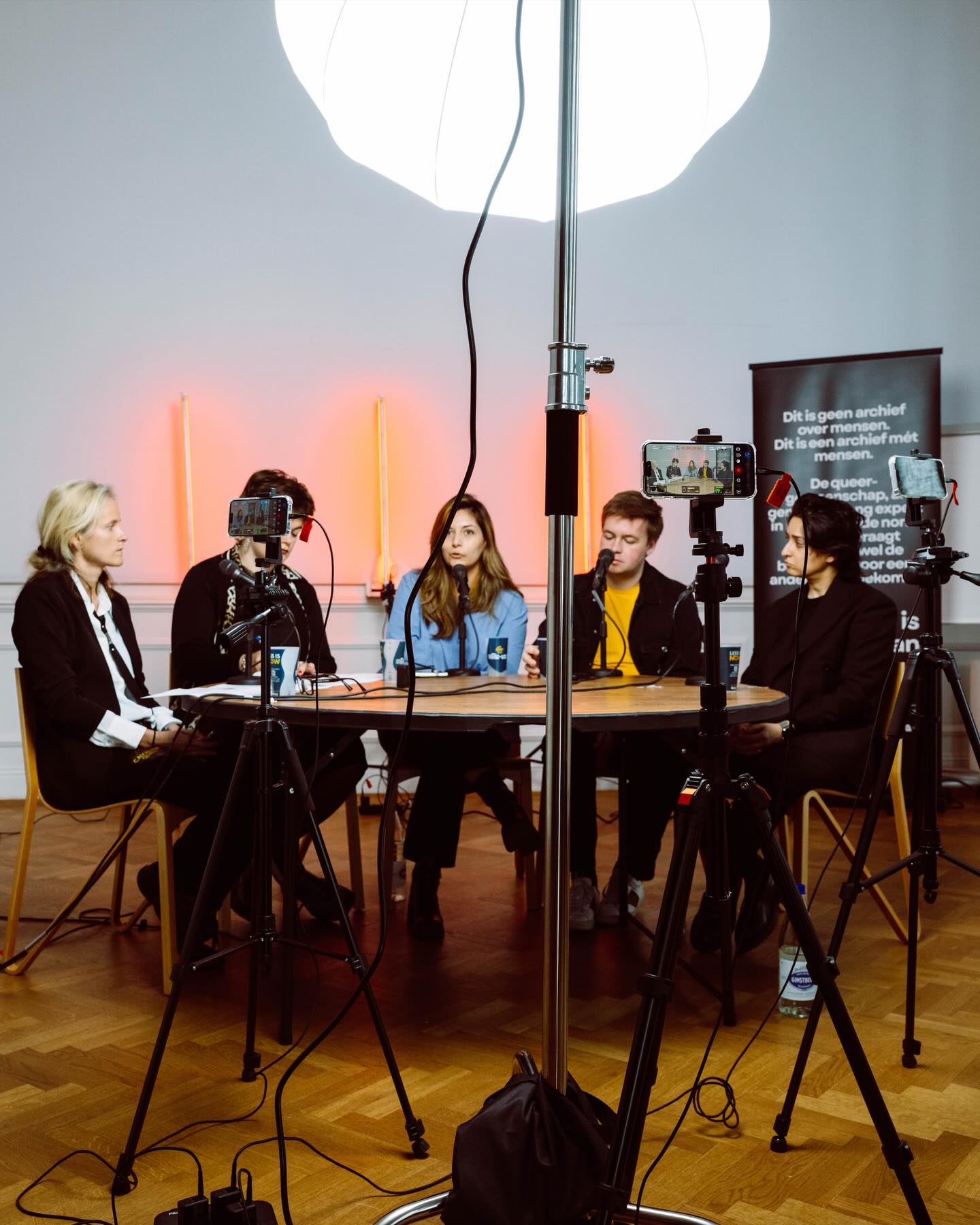 Foto’s by @ekkow_photography van onze vierde Intergenerationele Queer Table Talk: LGBTQIA+ rechten, AI & Queer Data voor T-day van @cavariavzw met @paolasinu @remy.bonny Masuma Shahid, @annapaeshuyse @biemdhondt & @marijn8en
Een hele dikke dankjewel aan iedereen die er was en aan iedereen die heeft meegeholpen om dit te realiseren! Love forever ❤️
De IQTT’s maken deel uit van een breder traject rond queer erfgoed en wordt gesteund door verschillende culturele en erfgoed instellingen en de Vlaamse Overheid.
Pic 3,14,17 & 19 by @photopomatica
Pic 20 - inception simulacrum by @lamazone
Volgende Intergenerationele Queer Table Talks:
10 juli - Sport & Queer Families in samenwerking met @limburgpridevzw
6 augustus - emancipatie door mobiliteit in samenwerking met @theateraanzee
31 oktober - Solidariteit over de grenzen heen & Erfgoed in samenwerking met @campo.nu
#tabletalks #love