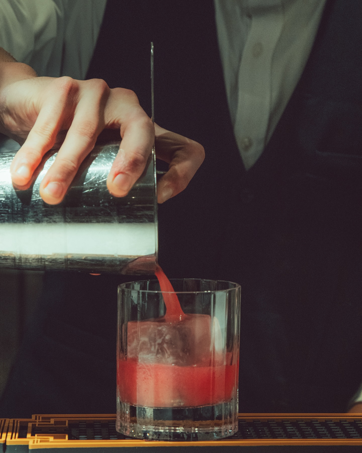 A moment behind the bar…
precision, balance, and a touch of artistry in every pour.
••••
#saluteristorante #fridaynight #happyhour #palmabeach #palmbeachdining