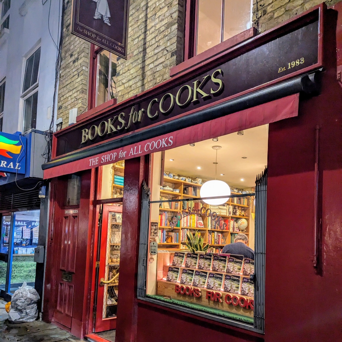 Delighted to discover Books for Cooks in Notting Hill, London, at a launch party for the Plan Zeroes cookbook I designed.
It's a charming bookshop and I was excited to see my book filling the window! Always lovely to meet up with the authors I work with too.
Plan Zeroes is a zero food waste charity based in London's Borough Market.
#bookdesign #bookshop #cookerybook #typography