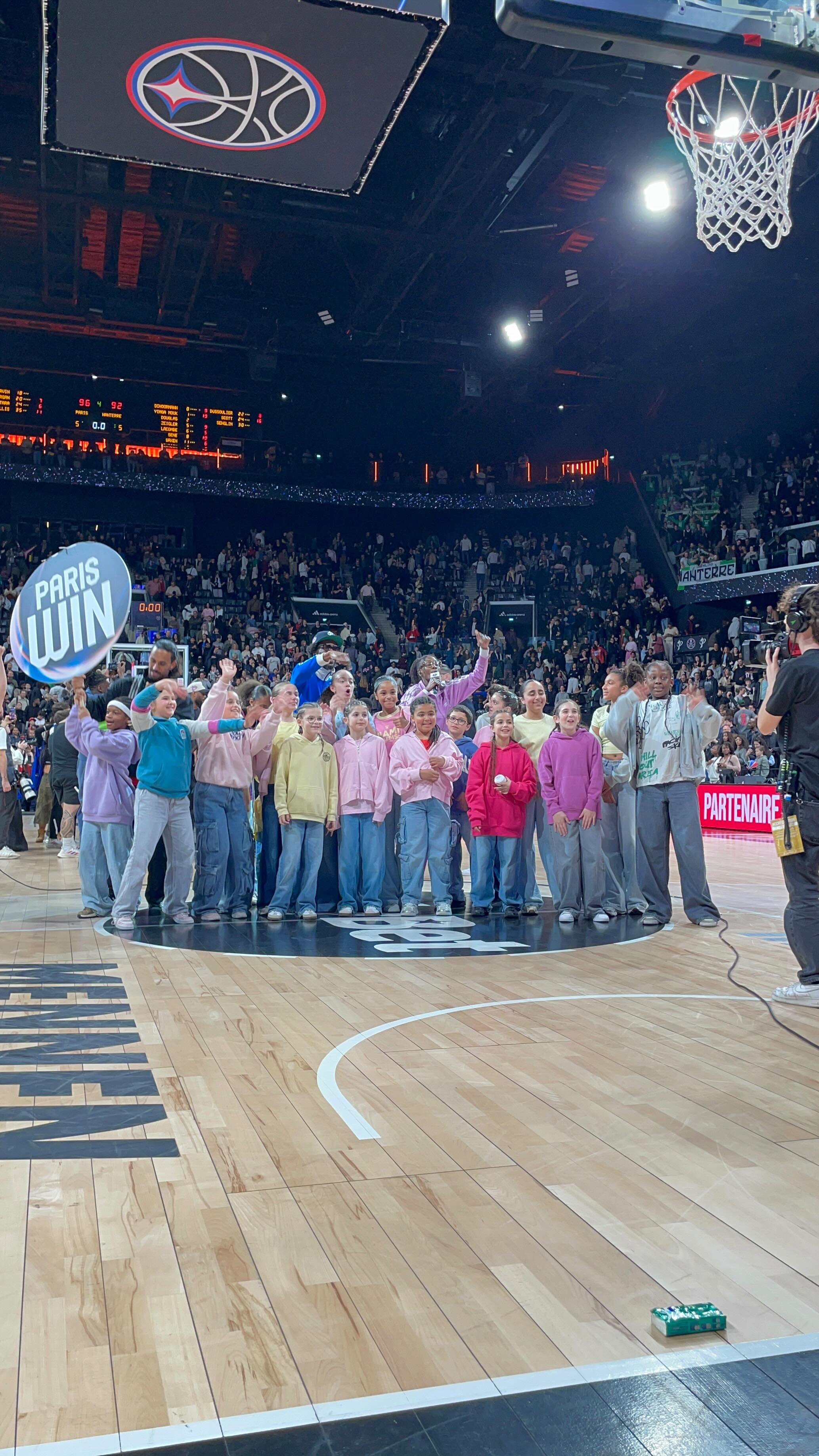 Vous n’étiez pas prêts😤💥
Ce weekend nous avons eu la chance de performer lors du match de @parisbasketball opposé à Nanterre🤩
Et devinez quoi? Nos kids ont mis le feu sur le parquet de l’Adidas Arena🔥🔥 Donnez leurs du love 🫶
#skipracademy #parisbasketball #hiphop #afrovibe #hiphopkids