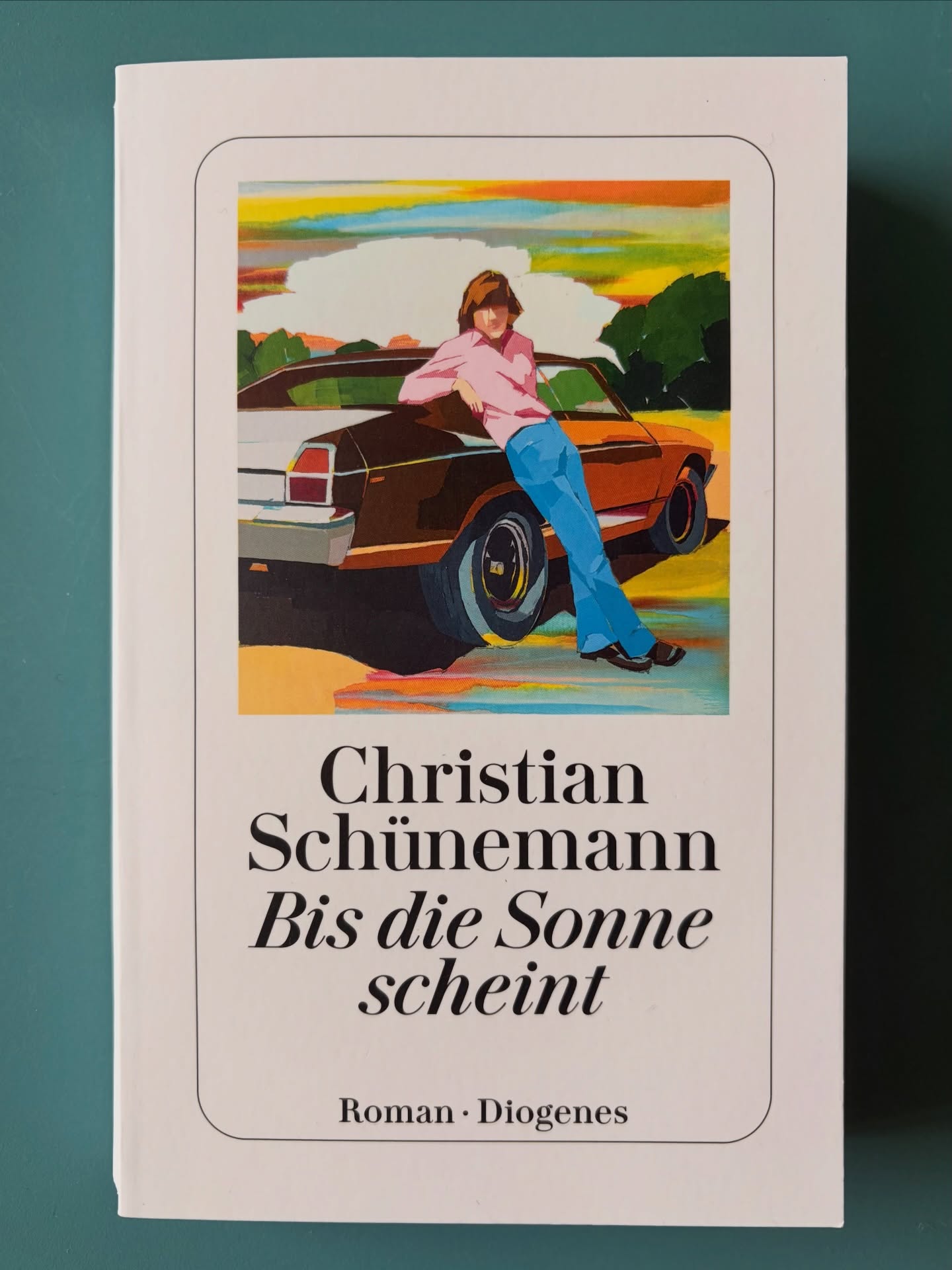 Es ist Buchsonntag 📚✨
Wir sind zurück in den 80ern – ein Gefühl von Kindheit liegt in der Luft und lässt mich nur so durch die Seiten fliegen.
Der Geist von stetigem Streben, Arbeit und dem Traum vom Aufstieg ist überall spürbar 💼⬆️ Gleichzeitig wächst die Verantwortung für die Familie – und das Scheitern wirkt nie weit entfernt. Eine Zerbrechlichkeit, die damals wie heute nachhallt. Ein Roman, der auch die Sorgen der Familien heute abbildet.
„Bis die Sonne scheint“ von Christian Schünemann erzählt die Geschichte von drei Generationen der Familie Homann – geschickt verwoben zwischen den 1910er Jahren, den 30er/40ern, der Gründung der BRD, dem Mauerbau bis hinein in die 80er.
Interessant. Nostalgisch. Aktuell. Komisch. Tragisch. Absolut lesenswert ❤️
#buchsonntag #buchliebe #lesenmachtglücklich #buchcommunity #sventeuber