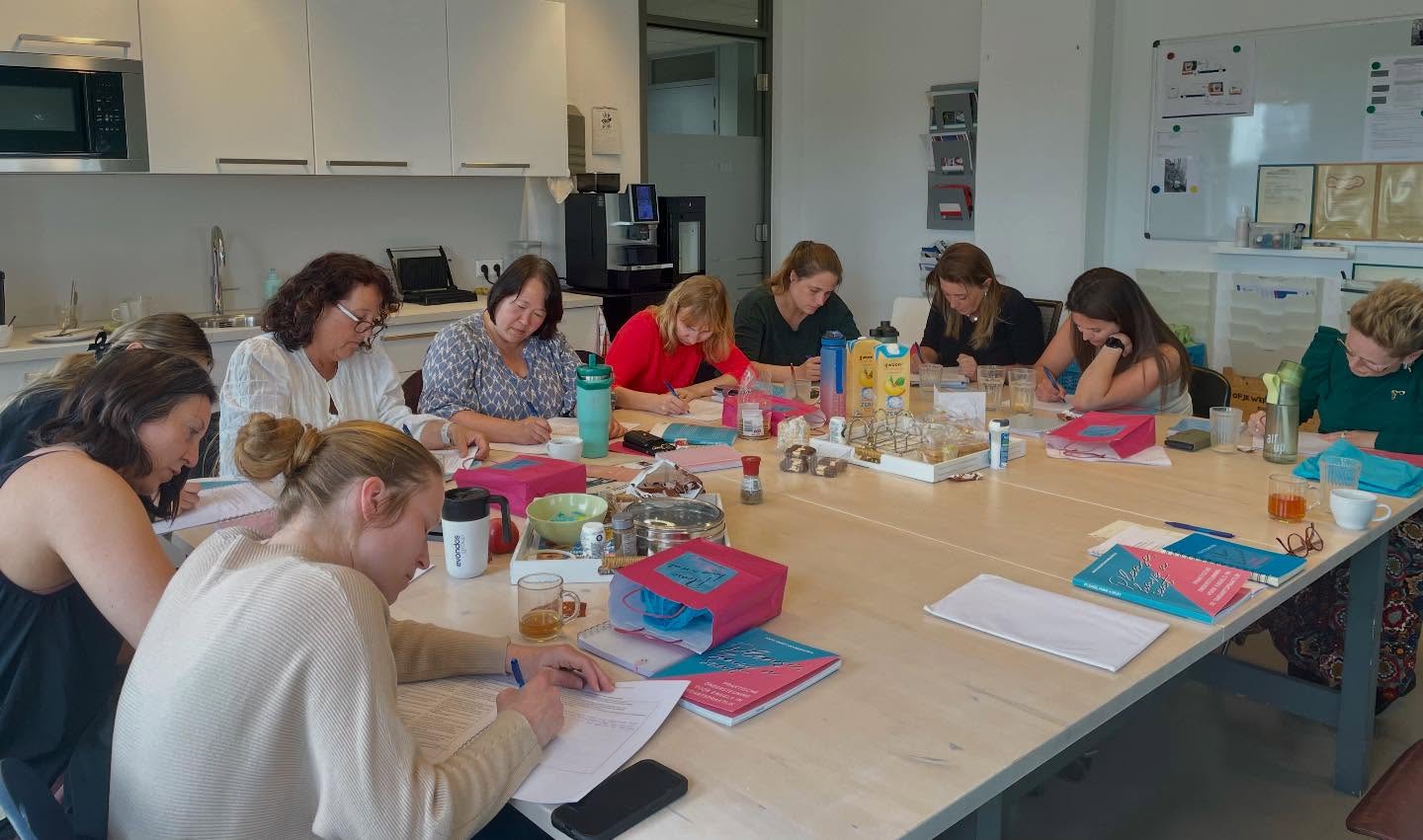 Ook de derde groep van @jtvzoetermeer kan nu met vertrouwen professioneel in het Engels communiceren met anderstalige patiënten.
Na een in-house training ‘Engels in de mondzorg’ van één middag is het hele team ‘English Proof’ en zijn er voor de deelnemende tandartsen 3,5 KRT punten.
Ook interesse? Info: link in bio.
#mondzorg #tandartspraktijk #baliemedewerker #tandartsassistente #mondhygiënist