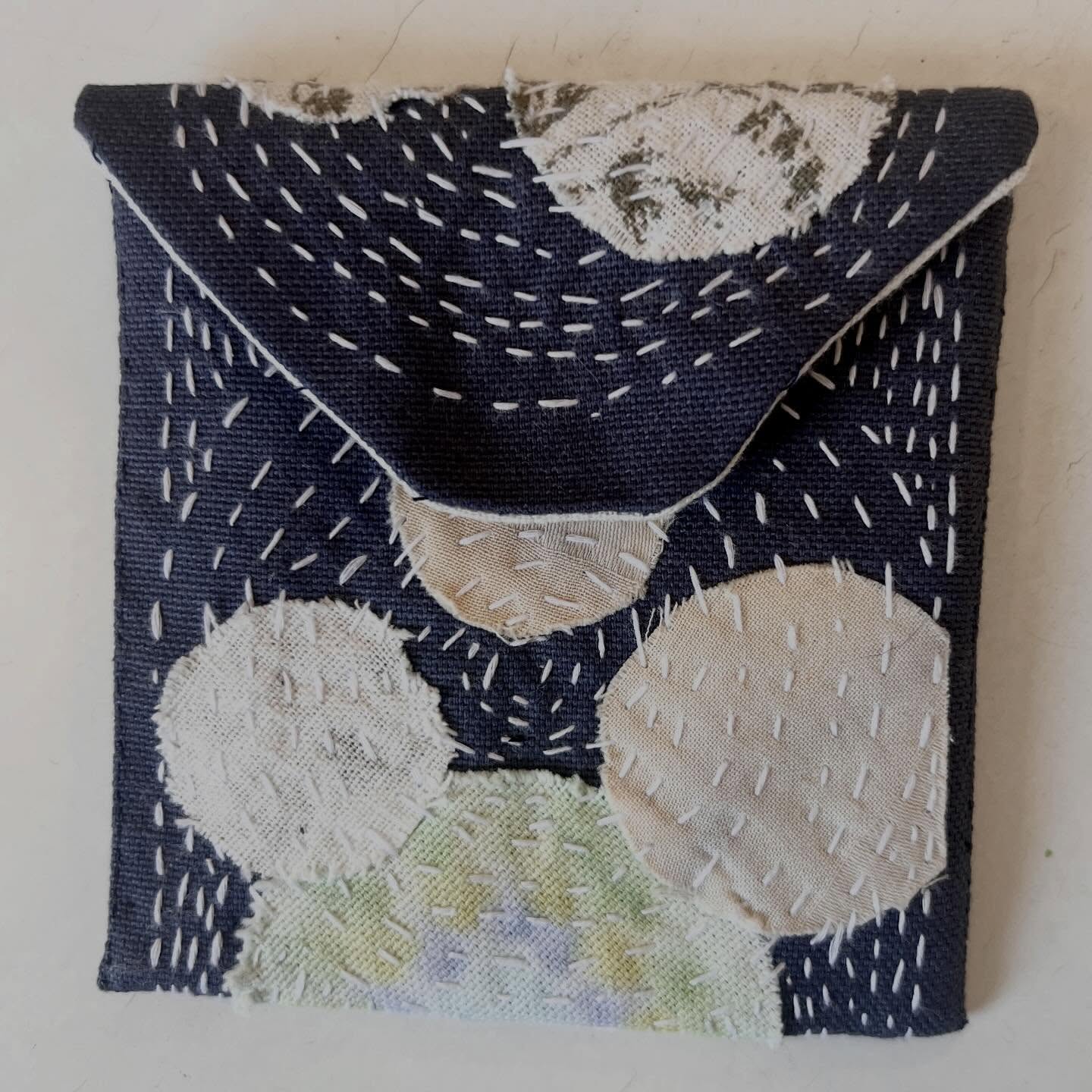 Broderikursus med #ingerliselebech på onsdag. Vi arbejder med den japanske teknik BORO. Det afholdes denne gang på bogcaféen i Østerbo da #kunstkompas lokaler er optaget!! Men herlighedsværdien er stadig helt i top!!! Holdet er helt fylt op - men send en besked hvis du ikke kan leve uden- vi er om noget fleksibel!!!🤗