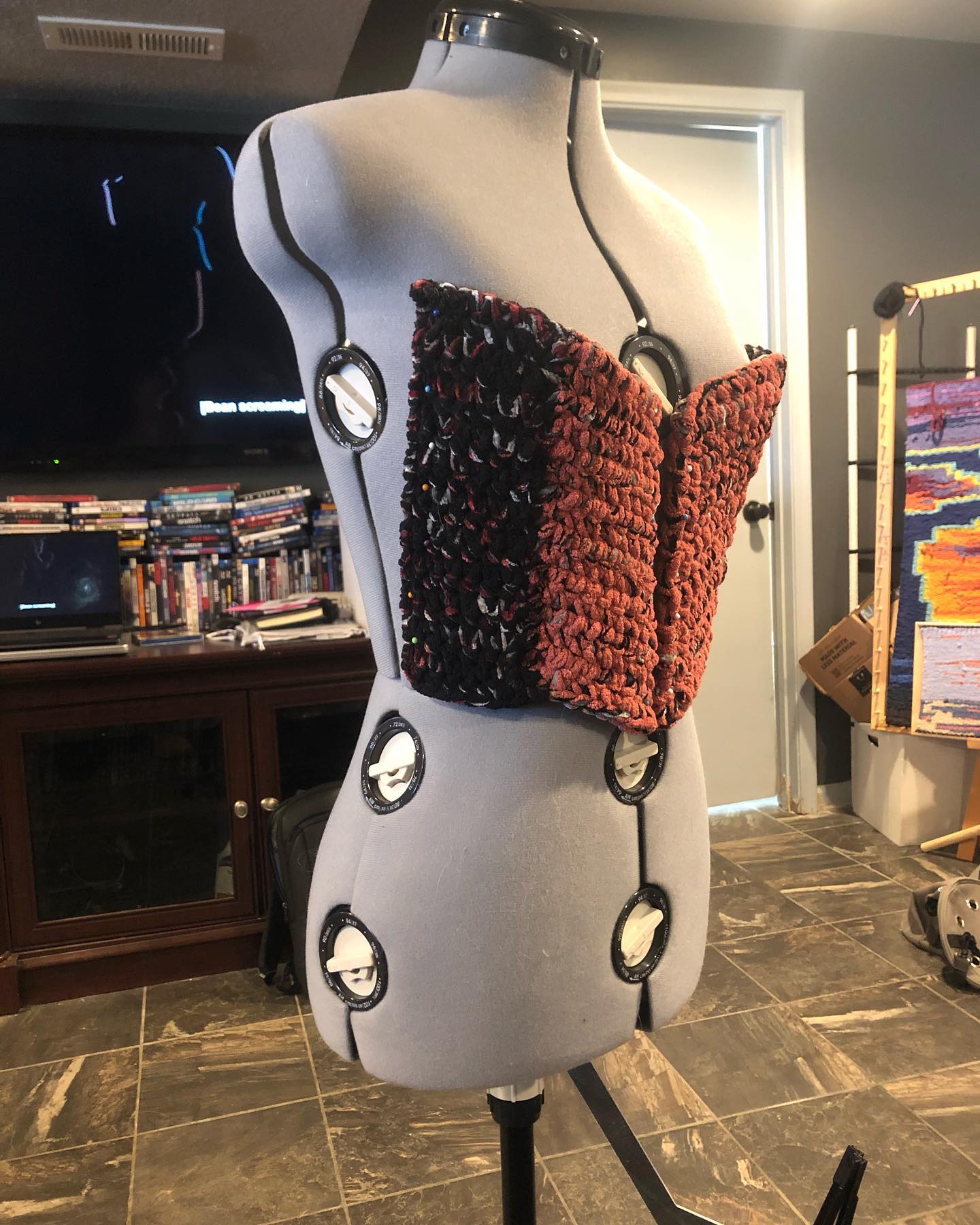 Getting started on a custom line for me, @sarahbrester straight slayin
#handmade #bernatblanketyarn #creative #smallbusinesswomen #supportlocal #fiberarts