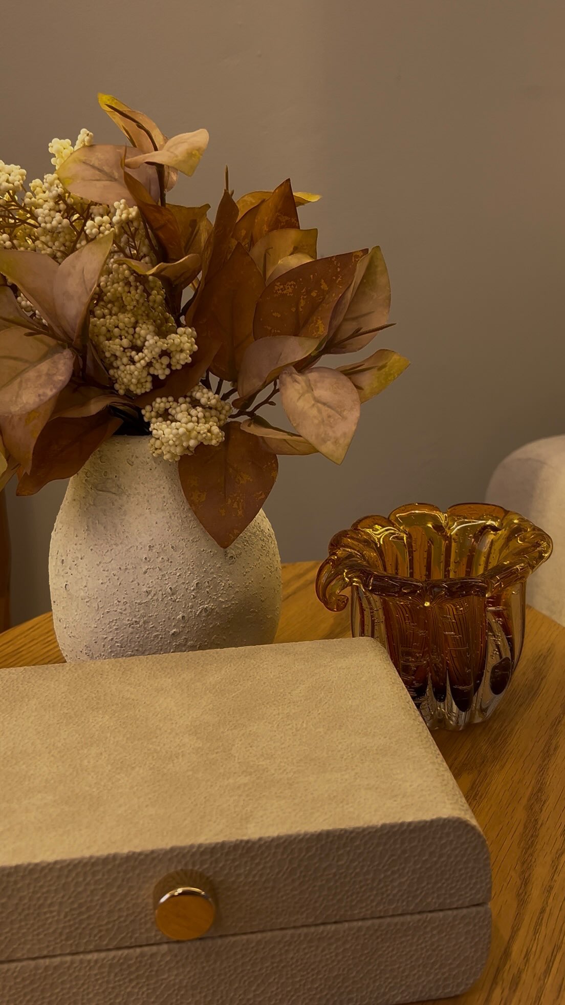 Às vezes, o espaço já está pronto.
Mas falta sentido. Falta identidade. Falta “vida”.
E foi exatamente isso que essa cliente sentia.
Com a consultoria de interiores, a gente não quebra nada — a gente transforma através das escolhas.
Dos móveis… dos detalhes… da forma como tudo conversa com a rotina de quem vive ali.
Porque no final, não é só deixar bonito.
O ambiente precisa fazer sentido todos os dias 🤍