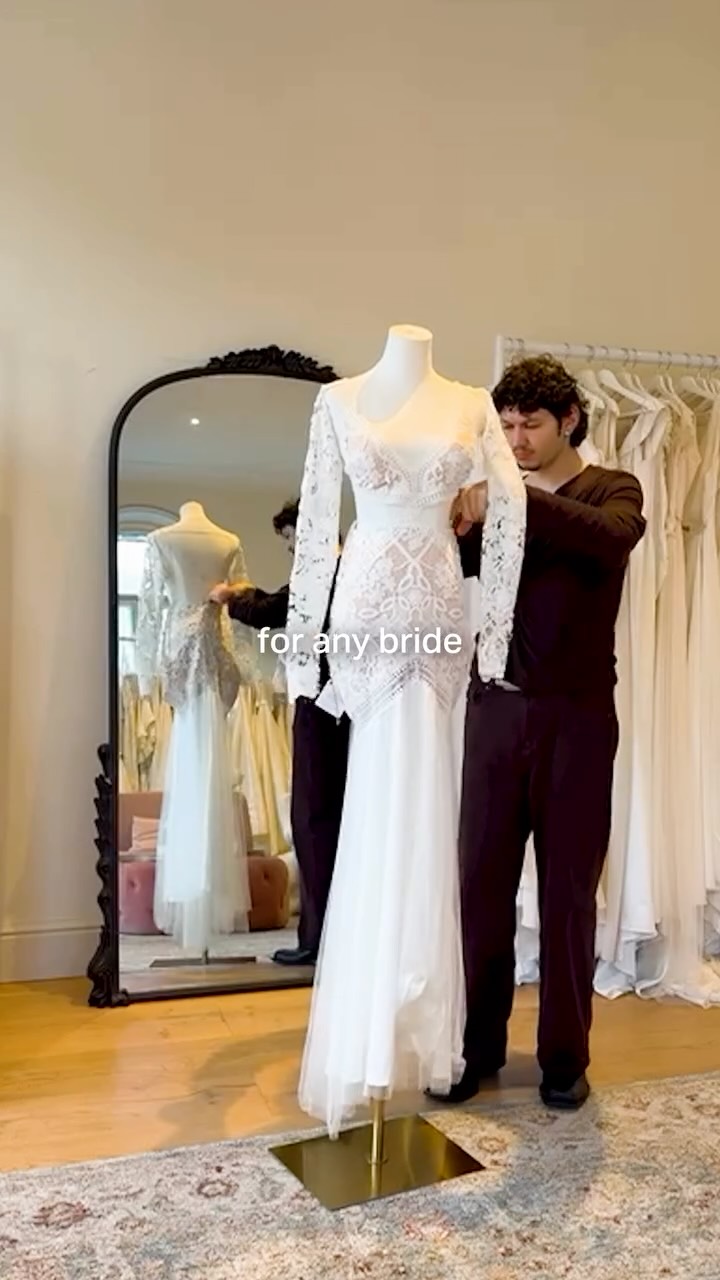 When we think about spring 💐 we think about flowers, lace and refreshing style, and that’s what our stylist @lllunael picked for you this month, a bespoke @sarahjosephcouturebridal gown serving romantic boho chic.
Curious to see this beautiful dress on you? Book your appointment and don’t miss the chance to fall in love with the one.