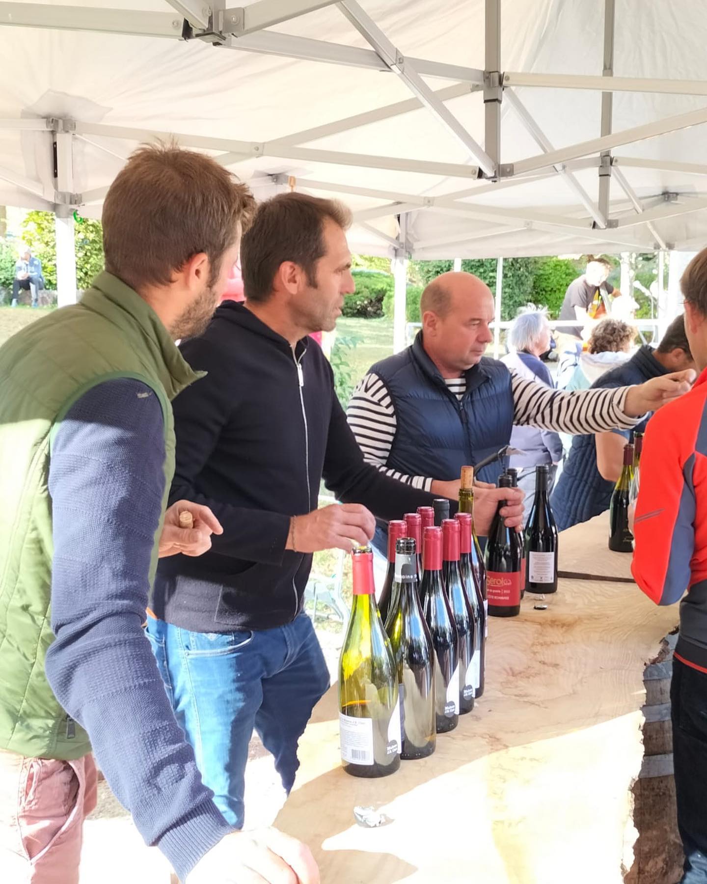 Les vignerons, accompagnés de @ordreduvieuxpressoir étaient présents pour la troisième édition de la Treille en Côte Roannaise !
Bravo aux organisateurs et à tous les coureurs!
@coteroannaise #trail #treille #coteroannaise