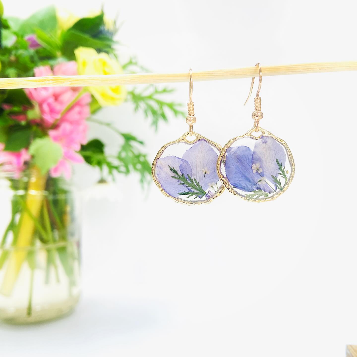 It’s a little drizzly out of my window this morning, but spring sunshine has well & truly hit our shop! 🌞
🌼 These earrings capture the delicate beauty of real pressed flowers set in high quality epoxy resin, creating a unique addition to your jewellery collection.
Crafted from mixed metal and finished with gold plating, they offer an affordable jewellery option that feels truly special.
All are custom made to order, so if there are particular colours you’d like featured (or indeed your own pressed flowers!) please get in touch…
Available now at ‘Magic in the grass’ 🌸