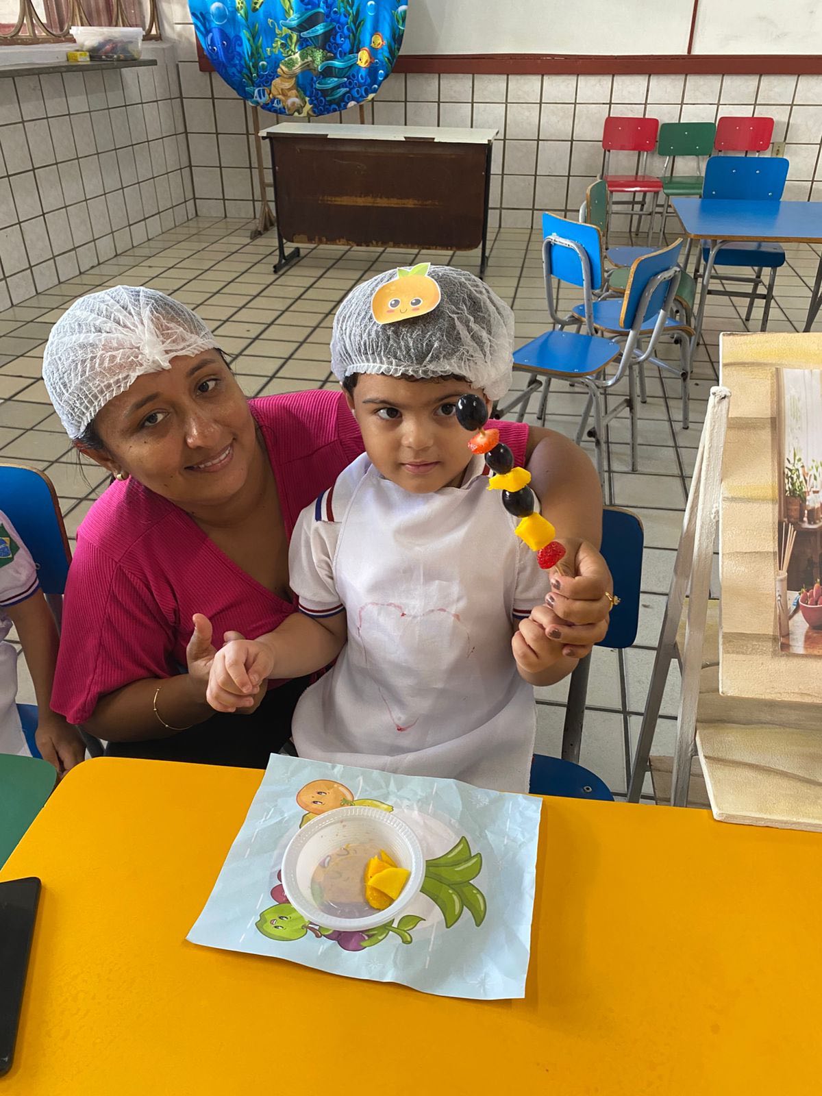 🍓 Aprender brincando é ainda mais gostoso!
Nossos pequenos prepararam deliciosos espetinhos de frutas, explorando cores, sabores e muitas descobertas com alegria e entusiasmo. 👩🍳👨🍳
Um momento cheio de carinho, aprendizado e diversão! 💛
#EducaçãoInfantil #AprenderBrincando #AlimentaçãoSaudável #MasterChefs #MomentosEspeciais