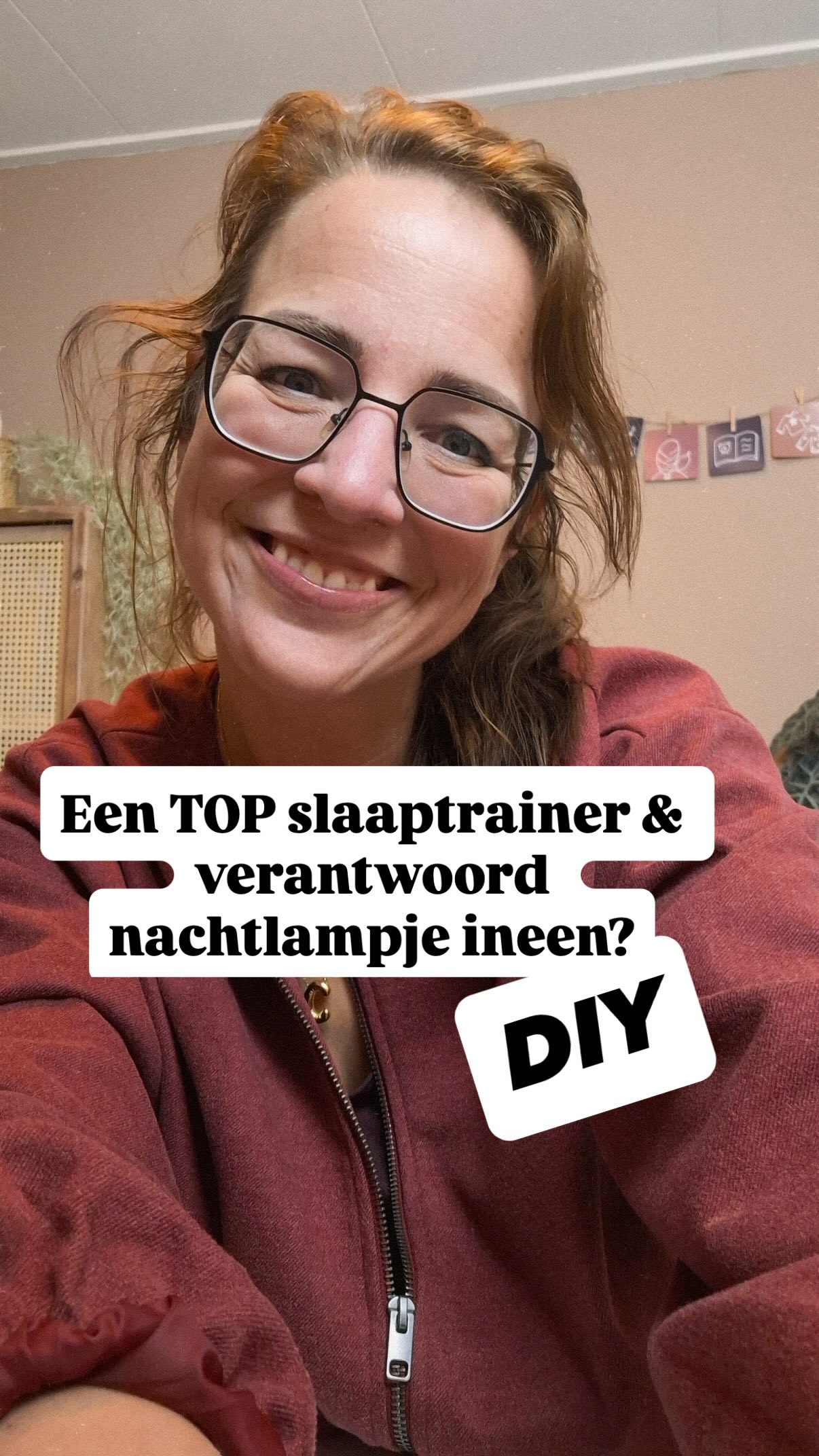 🚨De perfecte slaaptrainer én nachtlampje ineen?
Die hebben wij in de afgelopen jaren nog niet gevonden.
- vaak duur
- ingewikkelde volgorde van kleurencombinaties
- blauw licht belemmert aanmaak slaaphormoon
Dus adviseren wij altijd om zelf een betaalbare slaaptrainer én verantwoord (rood!) nachtlampje ineen te maken. En dat delen we uiteraard graag met je!
Wordt jouw peuter namelijk ook nét iets te vroeg wakker?
Of is jouw peuter wat bang in het donker? Dan is deze DIY-slaaptrainer én nachtlamp ineen, misschien precies wat je zoekt!
Wij hebben dé perfecte slaaptrainer nog niet gevonden, dus maakten we er zelf één — simpel, betaalbaar en super effectief ✨
🔴 Waarom een slaaptrainer?
Met een slaaptrainer leert je kindje wanneer het nog slaaptijd is.
—> Lampje aan? Dan is het nog tijd om lekker te blijven liggen en verder te slapen.
—> Lampje uit? Dan is het tijd om op te staan.
Zo maak je tijd visueel voor kindjes die nog geen klok kunnen kijken. Geschikt vanaf ongeveer 20 maanden.
Dit heb je nodig:
✨ een rode lamp (wij zijn dol op Alinalight*)
✨ een tafel- of bureaulamp
✨ een digitale tijdschakelaar
P.s. via AlinaSleep hebben we een kortingscode: 10% korting met code: bureauvanslaap10
Zet hieronder rood en je ontvangt een link naar de lamp.
💡 Stel de lamp zo in dat deze aangaat vóór bedtijd en pas uitgaat op het moment dat je kindje uit bed mag, bijvoorbeeld na 6.00 uur.
❗️Belangrijk: zet de lamp altijd buiten bereik van je peuter i.v.m. veiligheid
🌟Onze gouden tip:
Oefen er overdag spelenderwijs mee.
Lampje aan = slapen
Lampje uit = opstaan
Door dit regelmatig te herhalen en spelenderwijs te oefenen, gaat je kindje de routine steeds beter begrijpen.
Heb je hem gemaakt, we vinden het altijd leuk om foto’s te krijgen en andere ouders te inspireren.
Liefs,
Anneke en team
#slaaptrainer #peuter #slaaptips #ouderschap slaaproutine