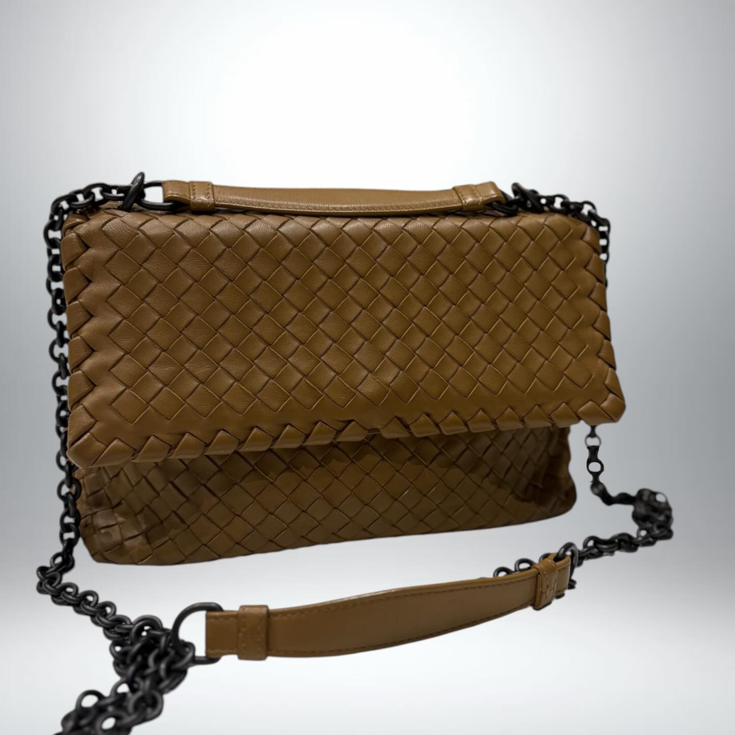 Bottega Veneta
Pre-loved
Olimpia Intrecciato Crossbody
Colour - Brown
Iconic Intrecciato woven leather craftsmanship
Compact small-size silhouette with elegant structure
Versatile crossbody design for hands-free convenience.
Condition Note:
Pre-owned 💯% authentic, item in very good condition with minimal signs of use, carefully maintained and fully functional.