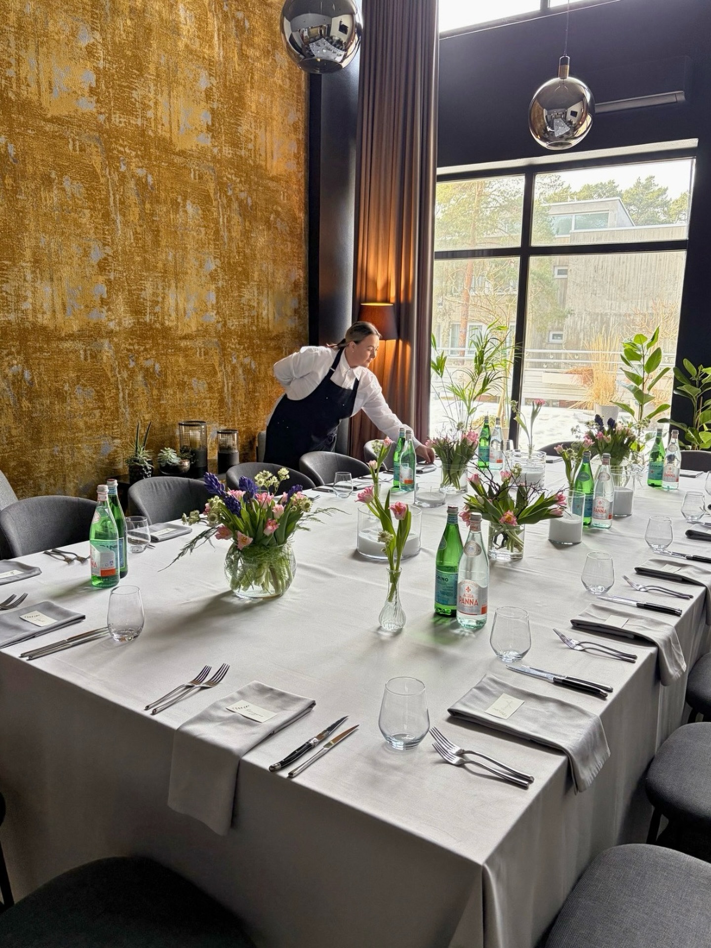 Kiekvienas @restoranas_gras svečias sutinkamas su dėmesiu, o kiekviena proga – su rūpesčiu. ✨
Mums svarbu ne tik tai, ką patiekiame, bet ir kaip jaučiatės būdami čia. Todėl kiekvieną patirtį kuriame su atidumu ir nuoširdumu, kad laikas @restoranas_gras tekėtų lengvai, jaukiai ir sklandžiai.