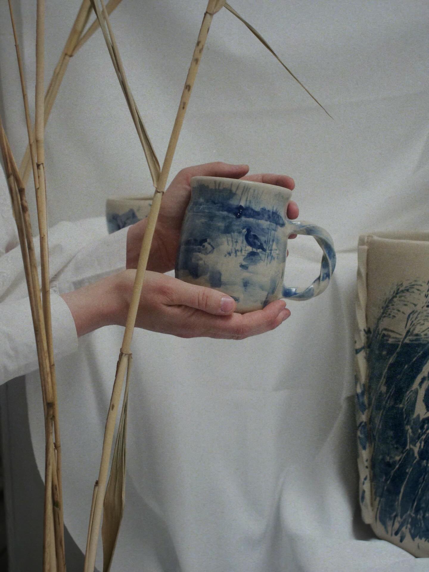 Only two cups left to paint + a couple smaller versions! Ready for the April 22th launch 👌
This photo was taken at the atelier today, where
@lydiaelisabethpottery and me put all the works together and photographed them. We then divided the items between us, so that we can showcase a selection each on our sites. It felt a bit weird seeing the items being separated, I wonder why. I think there is a bit of an attachment to this collection. To this story. They are more than physical objects for me, they carry the reeds, that epic wind and endless views of the dijk. Fresh crisp winter air, first warm sunshine of spring, the silence underneath the crisp flutters of leafs on the trees… and the birds that live their life. Like these coots, momma coot on her nest. Dad coot collecting twigs. A moment that I spotted while I was walking with my own family, back to my own nest.
And cmon it’s a well made collection. CMON. One of those collections that will be hard to top. I’m very happy that @lydiaelisabethpottery came up with it!
#ceramics #handpaintedceramics #keramiek #delftsblauw #delftsbluepottery