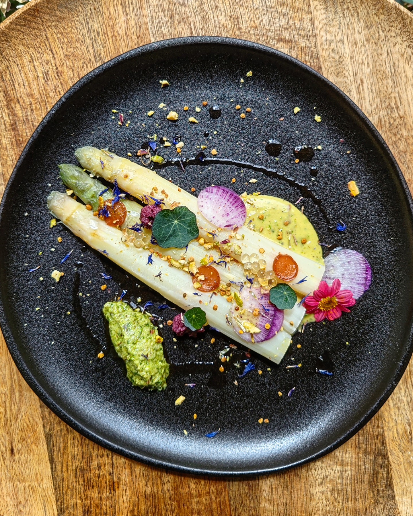 Improvisation Artistique 🎨
Asperges blanches / pickles de chou fleur violet / pickles de radis / mayonnaise aux asperges blanches / pesto d'asperges vertes / pistaches / perles de yuzu / radis daikon / micro-pousses de capucines / huile de mandarine
@neopoussmarseille @marche_des_argonautes
#foodblogger #foodcolor #foodartists
#cuisineart #cuisineartist #foodgasms
#foodstagram #foodinsta #instafoodie
#bistronomie #gastronomie #foodveg
#veggie #veggiefood #asperge #foods
#instacuisine #springfood #foodcolors