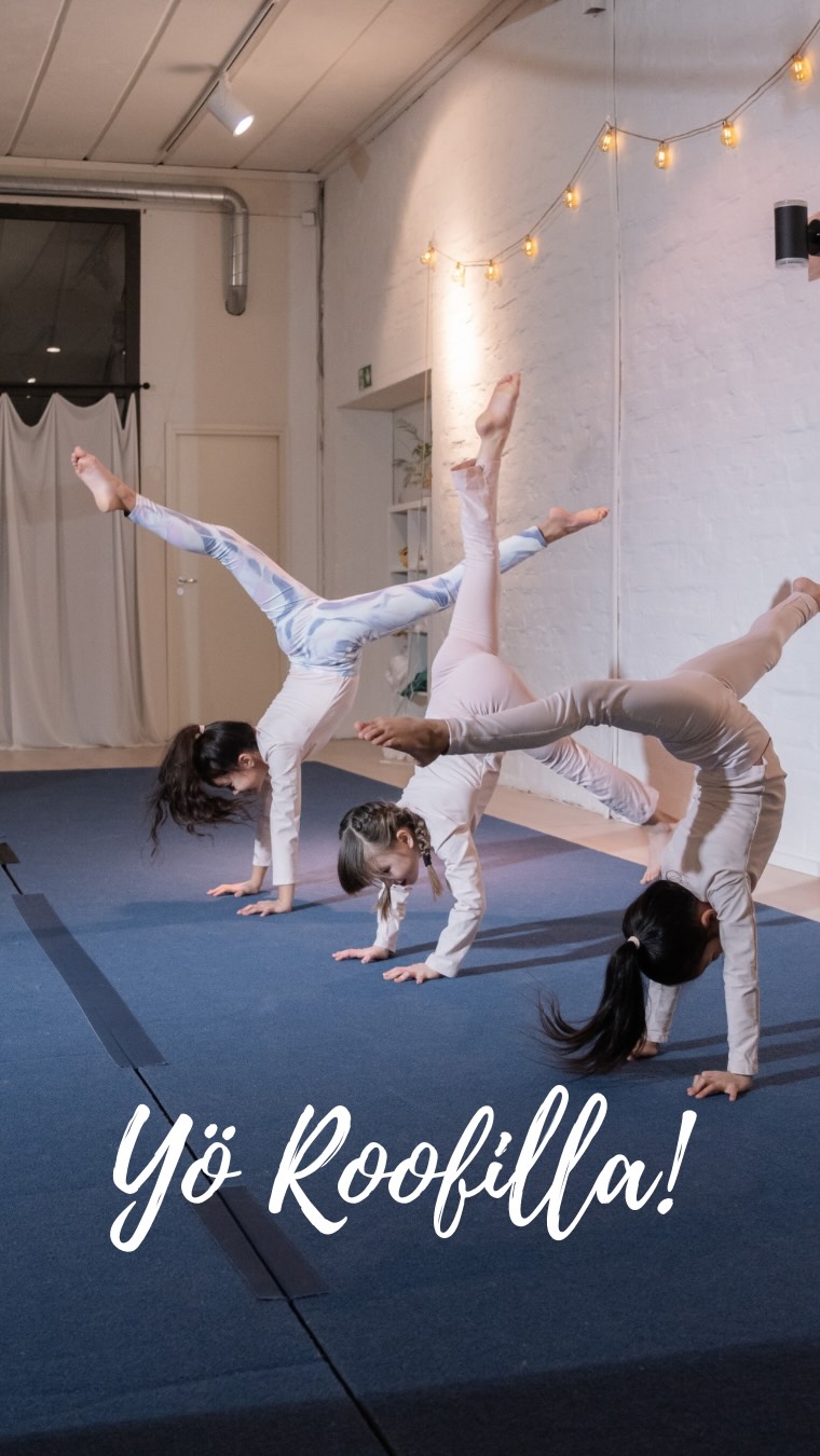 YÖ ROOFILLA! 🎪
Järjestämme la 18.4.-19.4. yön yli kestävän minileirin Roofilla Maailman sirkuspäivän kunniaksi. Tapahtuma on suunnattu lapsille 10-vuotiaista ylöspäin, mutta nuoremmatkin ovat tervetulleita mukaan, jos uskaltavat yöpyä itsenäisesti ilman vanhempaa.
Ohjelmassa on treeniä, leikkejä ja hauskanpitoa sekä tutustumista muihin oppilaisiin oman ryhmän ulkopuolelta.
Hintaan kuuluu ilta- ja aamupalat ja lisäksi mukaan saa ottaa pientä omaa herkkua. Mukaan oma makuupussi/peitto ja tyyny, nukumme Roofin patjoilla. 🛌
Alkaa klo 17.00 lauantaina
Loppuu klo 9.30 sunnuntaina
Hinta 45€
Ilmoittautuminen:
Ilmoita sähköpostilla info@roofaerialclub.fi osallistujan nimi, ikä, allergiat, puhelinnumero mistä tavoittaa tarvittaessa ja laskutusta varten sähköposti ja postiosoite.
Aikataulu:
la 18.4. klo 17.00-17.30 saapuminen
klo 17.30-19.30 treeniä
klo 19.30-20.30 iltapala
su 20.30–> mahdollisuus suihkuun, majoittautuminen saleihin ja vapaata oleilua
klo 23 hiljaisuus
Su 19.4. klo 8-9 aamupala ja vapaata oleilua+ siivous
klo 9-9.30 yhteinen lopetus
klo 9.30 kotiinlähtö
P.S. Ei tarvitse olla Roofin harrastaja, että voi osallistua!
Ohjaajina Sanni Korhonen ja Jerina Ferdani
Yövalvojina Sanni Korhonen ja Erin Dahlbacka
Kansikuva: @takayamaproductions
#roofaerialclub #maailmansirkuspäivä #yöroofilla #sirkus