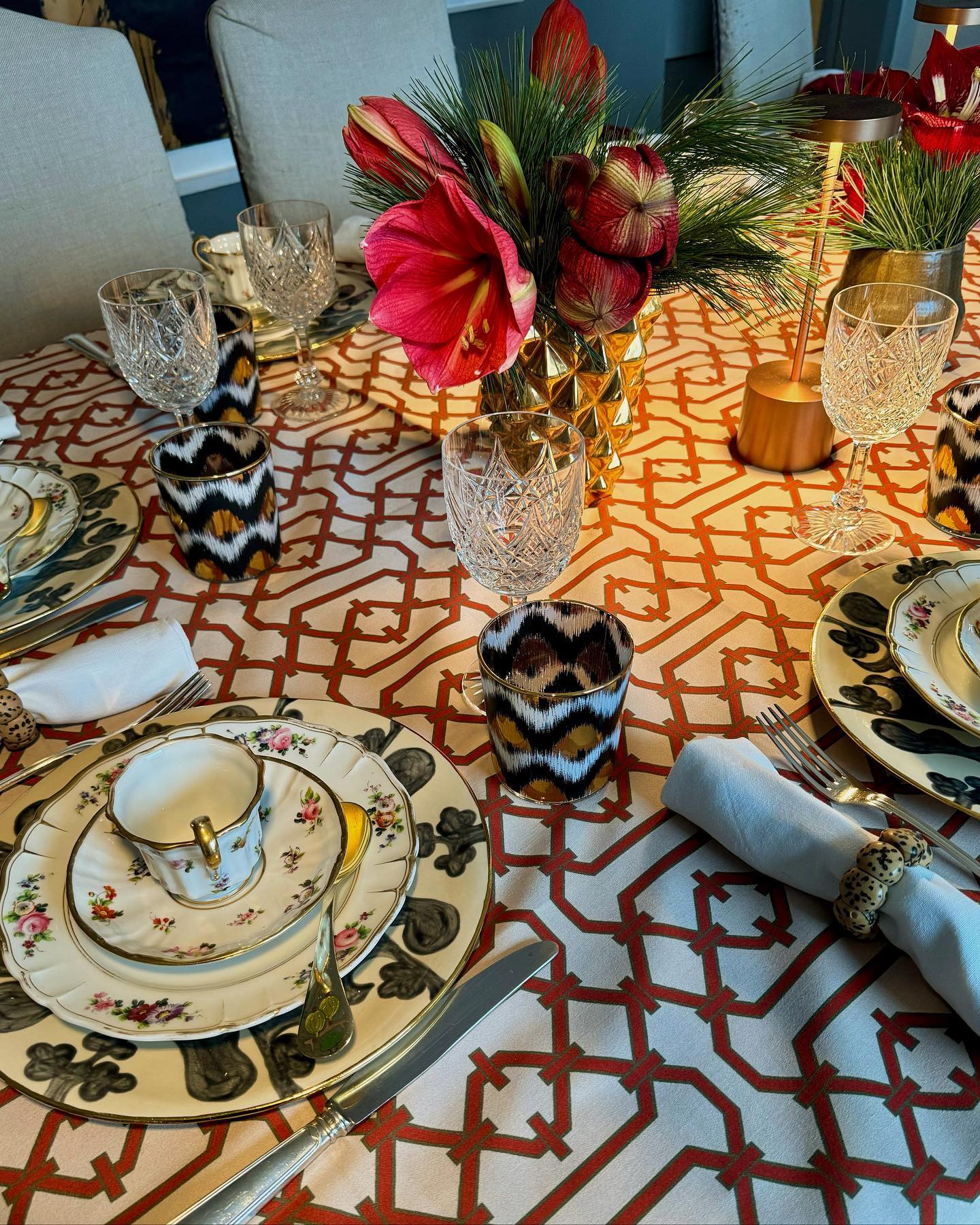 Sending everyone some holiday warmth, hoping you can hold your loved ones close and enjoy restful hours in good company❤️
tablecloth collection casares #happyholidays #merrychristmas #tablecloth #casares #tablecloth #interiordesign #smallbusiness #madeinzurich #swissmade #textiledesign #craftsmanship #textiledesignstudio #barbarawagner