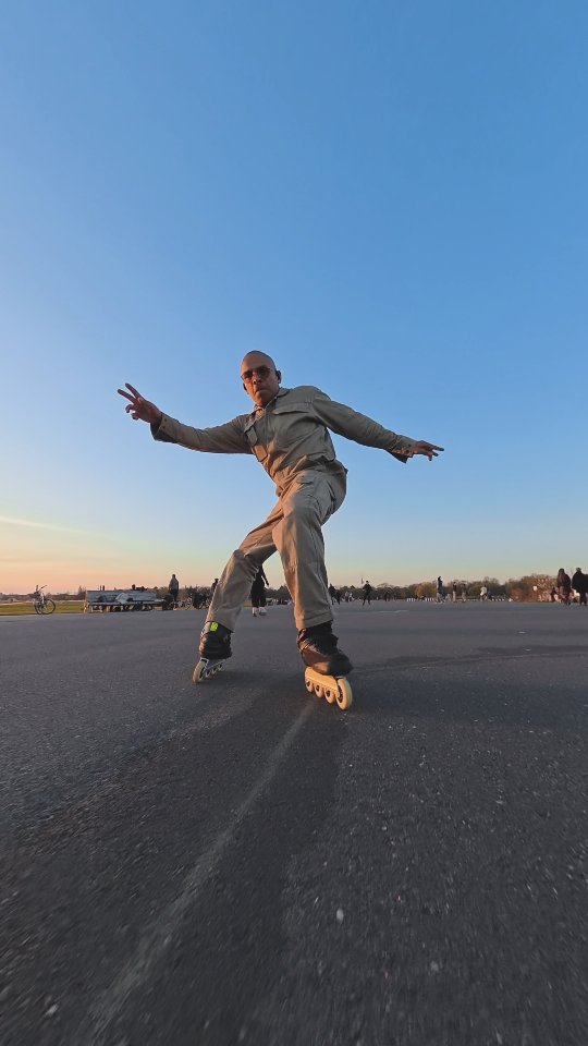 Mr. Crab-S move? ➿ 🤔
One more time withmy current skating soundtrack @mamashakers
#inlineskatingberlin #rollerblading #wizardskating #tempelhoferfeld