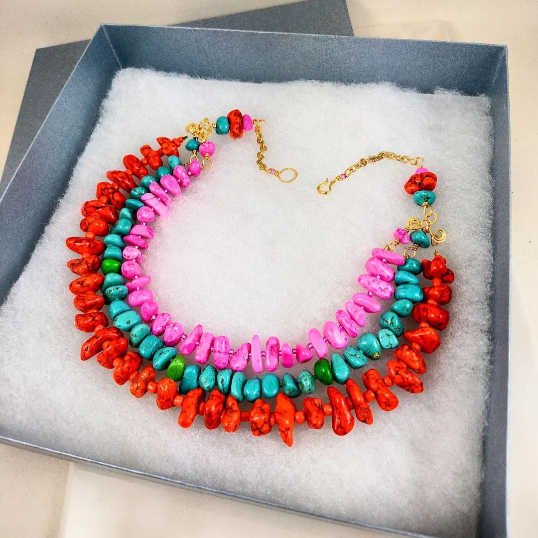 Where's that sunshine gone? 🌞
Hopefully this Magnesite Necklace will add a pop of joy to your day 💗❤️💙