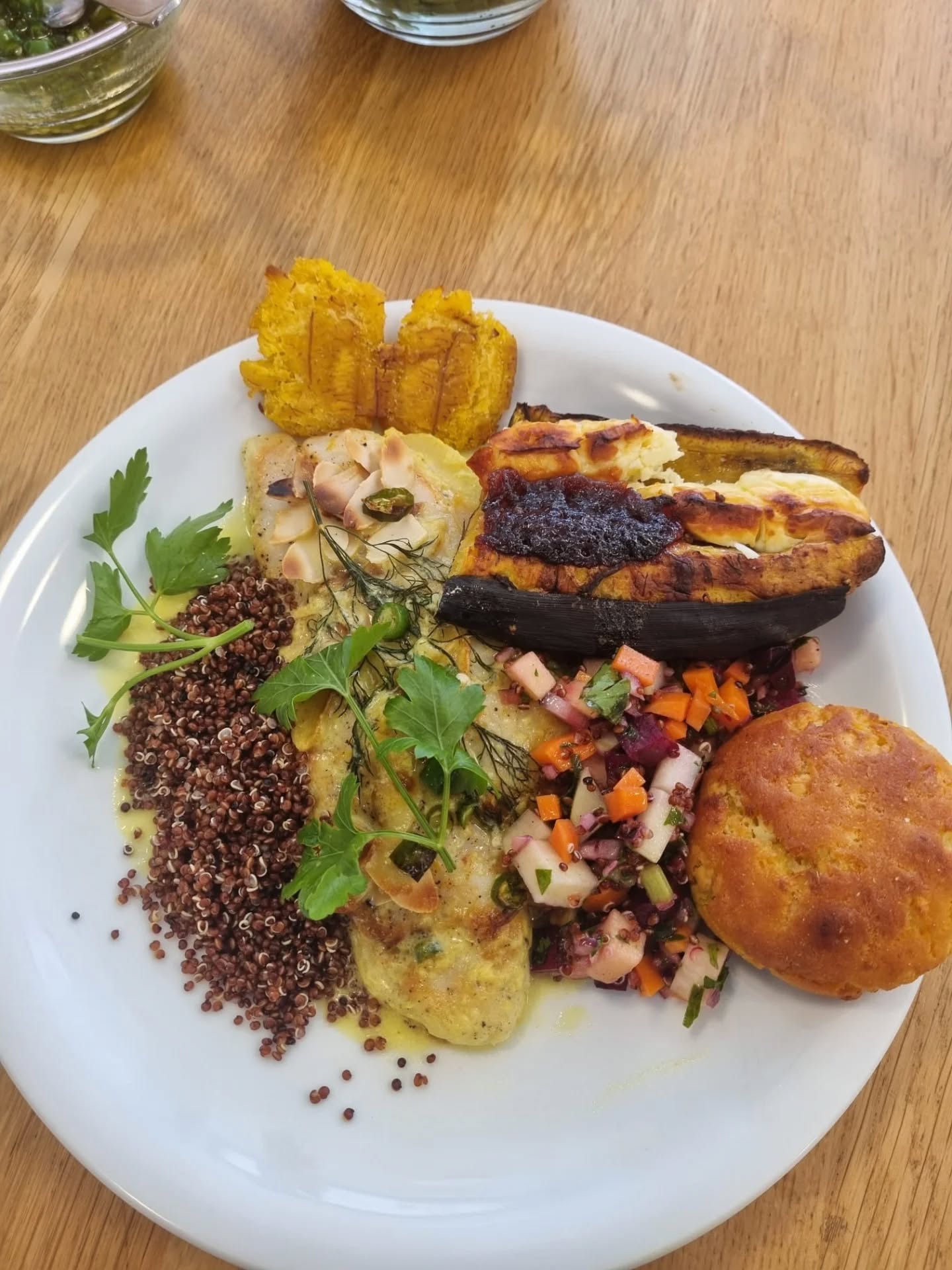 Eine weitere schöne Kitchen Lab-Session
Vielen Dank Victoria, dass du nicht nur ein unglaubliches Menü, sondern auch ein Stück deiner Wurzeln, und deiner Vorfahren mit uns geteilt hast.
Solche Momente zeigen uns, dass Essen mehr ist als nur ein Gericht, es ist Erinnerung, Kultur und Verbindung.
----
Another beautiful Kitchen Lab session
Thank you Victoria for sharing not only an incredible menu, but also a piece of your roots and your ancestors with us.
Moments like these remind us that food is more than a meal, it’s memory, culture and connection.
----
Otra magnífica sesión de Kitchen Lab
Gracias Victoria por compartir no solo un menú increíble, sino también un pedacito de tus raíces, y de tus ancestros y de tu historia con nosotr@s.
Momentos así nos recuerdan que la comida es más que un plato, es memoria, cultura y conexión.
#ETKultur #KitchenLab #interAct #communitycooking #InterculturalExchange