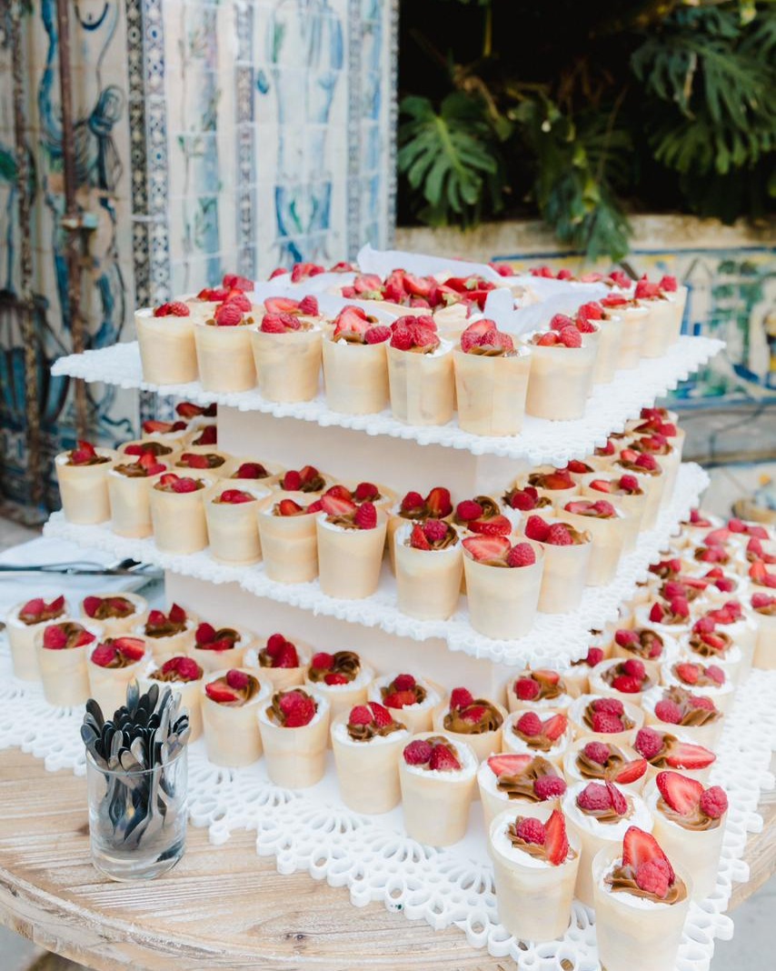 Ainda falta revelar o último bolo da nossa coleção de casamentos, mas não podíamos deixar de mostrar o bolo que mais temos feito ao longo dos anos! 🥰 Anda por aí alguém que tenha tido um bolo igual a este? 🫵
#wedding #weddingcake #weddingphotography #weddinginspiration #bolodecasamento