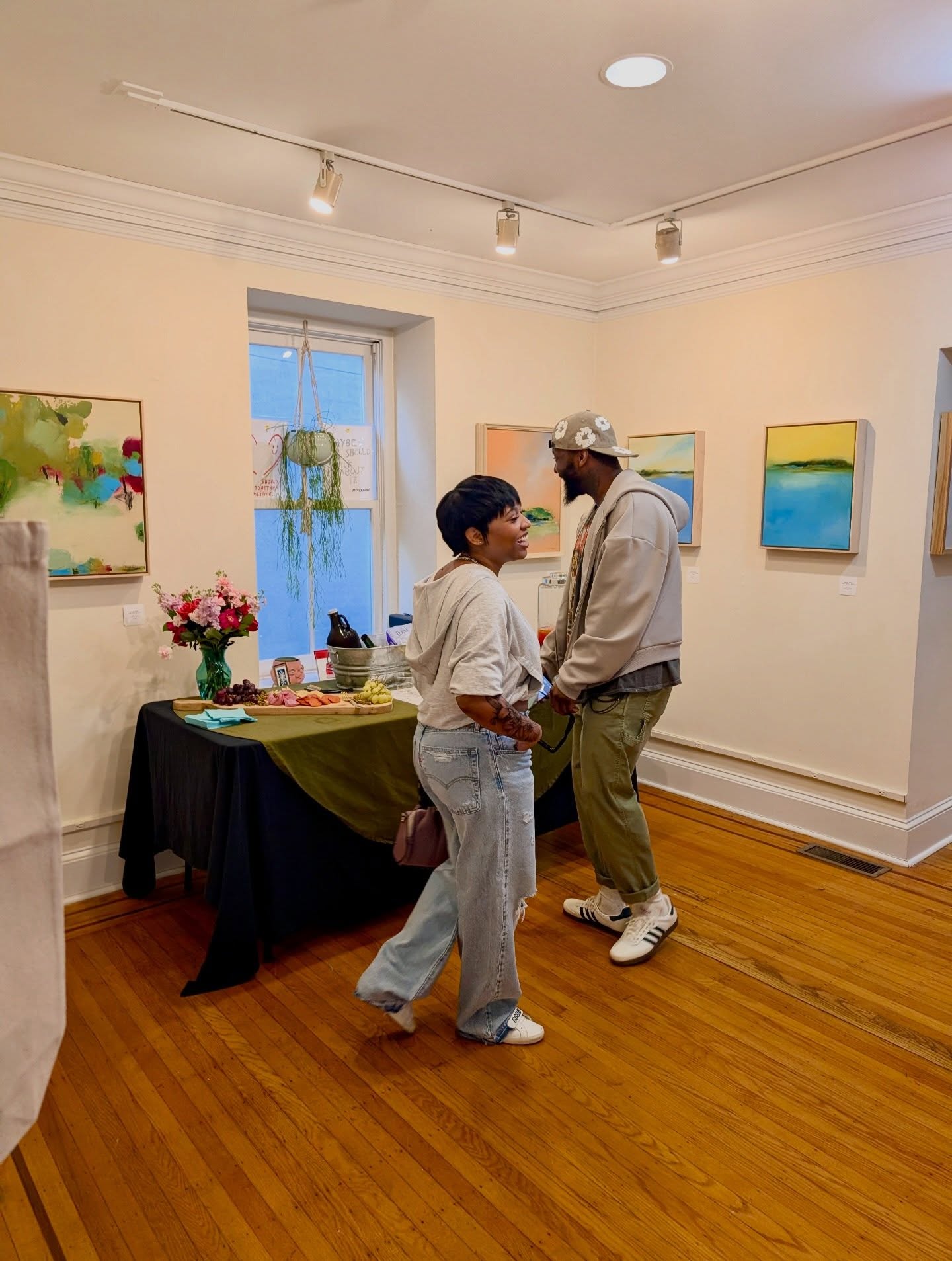 Still thinking about last Friday. 🥰 A packed room, incredible energy, and a beautiful night for art. Thank you to everyone who joined us for First Friday and helped make it another special evening at Noname Gallery.
Missed this one or ready for the next? Stay close to what’s coming up by heading to the link in bio.
#Philadelphiaart #Phillyartgallery #FirstFriday #NoNameGallery #Affordableart