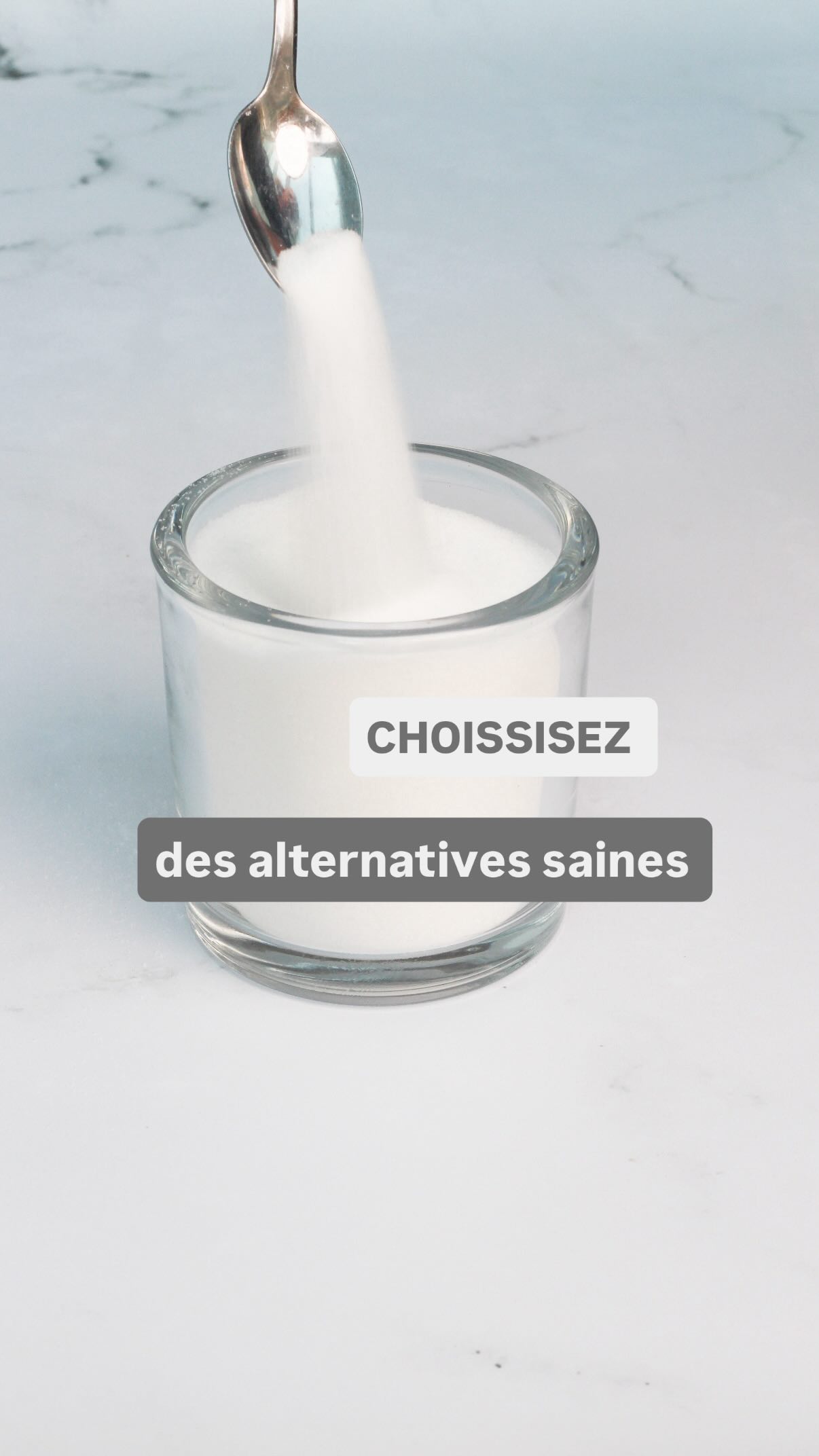 Optez pour des alternatives saines! Saumon ou sardines, pain blanc ou pain épeautre levain, sucre blanc ou Yacon…
Faites- vous les bons choix concernant le pain, le sucre, les poissons gras?
⭐️oui les omégas 3 sont indispensables à notre santé cérébrale, cardiovasculaire et permettent de réguler notre inflammation. Mais le saumon est d’une part trop contaminé par des métaux lourds et le saumon d’élevage n’est pas nourri de façon optimale. Donc prenez des plus petits poissons comme les sardines, anchois, maquereaux…
⭐️ le pain blanc est raffiné et industriel. Il fait flamber la glycémie, est peu digeste de par le gluten, les fodmaps et souvent source de toxines comme le glyphosate, le cadmium. Préférez un bon pain au levain avec des céréales ancestrales, à indice glycémique plus bas, plus digeste et plus riche en micronutriments.
⭐️le sucre blanc raffiné est omniprésent. Quand j’ai envie de me faire plaisir, je choisis des sucrants naturels comme le Yacon, l’alulose qui impactent peu la glycémie et nourrissent notre microbiote. Un peu de miel ou de sirop d’érable de qualité est une aussi une option pour vos desserts.
#Pain #sucre #saumon #poisson #yacon