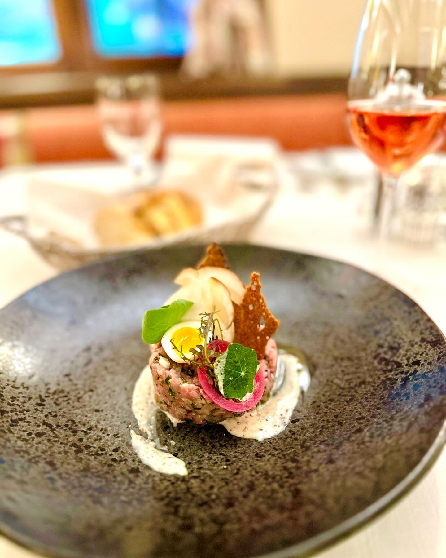 Kalbstatar, Wachtelei, eingemachte Zwiebel, Senfcreme. #dassindwir #einfachgut #herbstgerichte #bayrischeküche #landgasthaus #